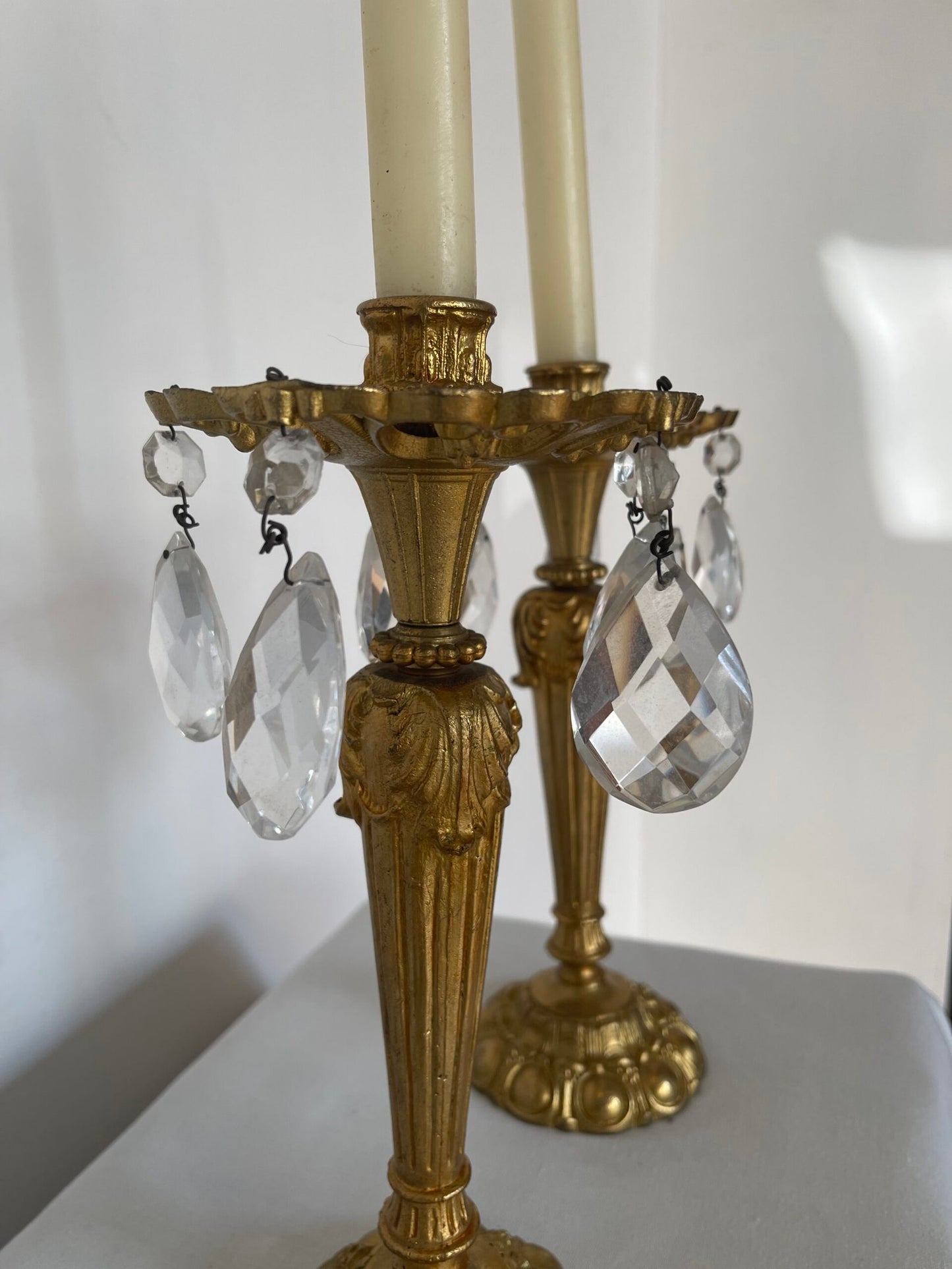 Coppia di Candelieri Antichi in Bronzo/Ottone con Cristalli