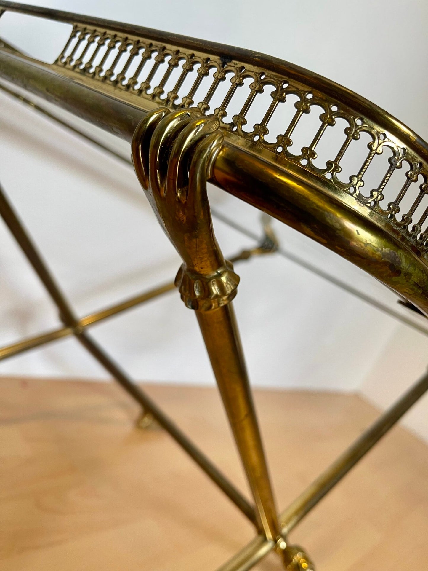 Tavolino in Ottone e Vetro con Piedi a Forma di Sandalo – Stile Hollywood Regency