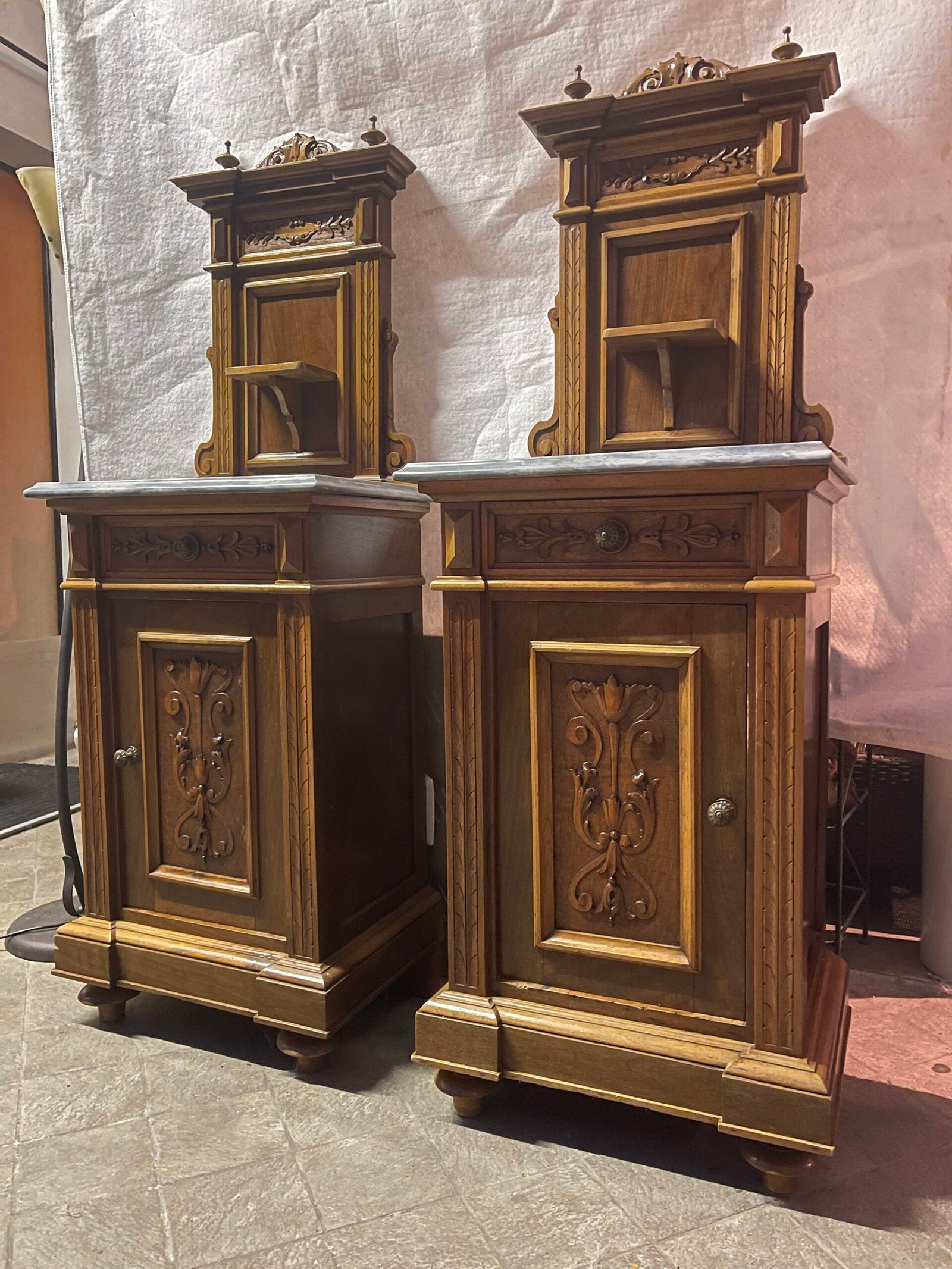 Coppia di Comodini Antichi in Legno con Piano in marmo