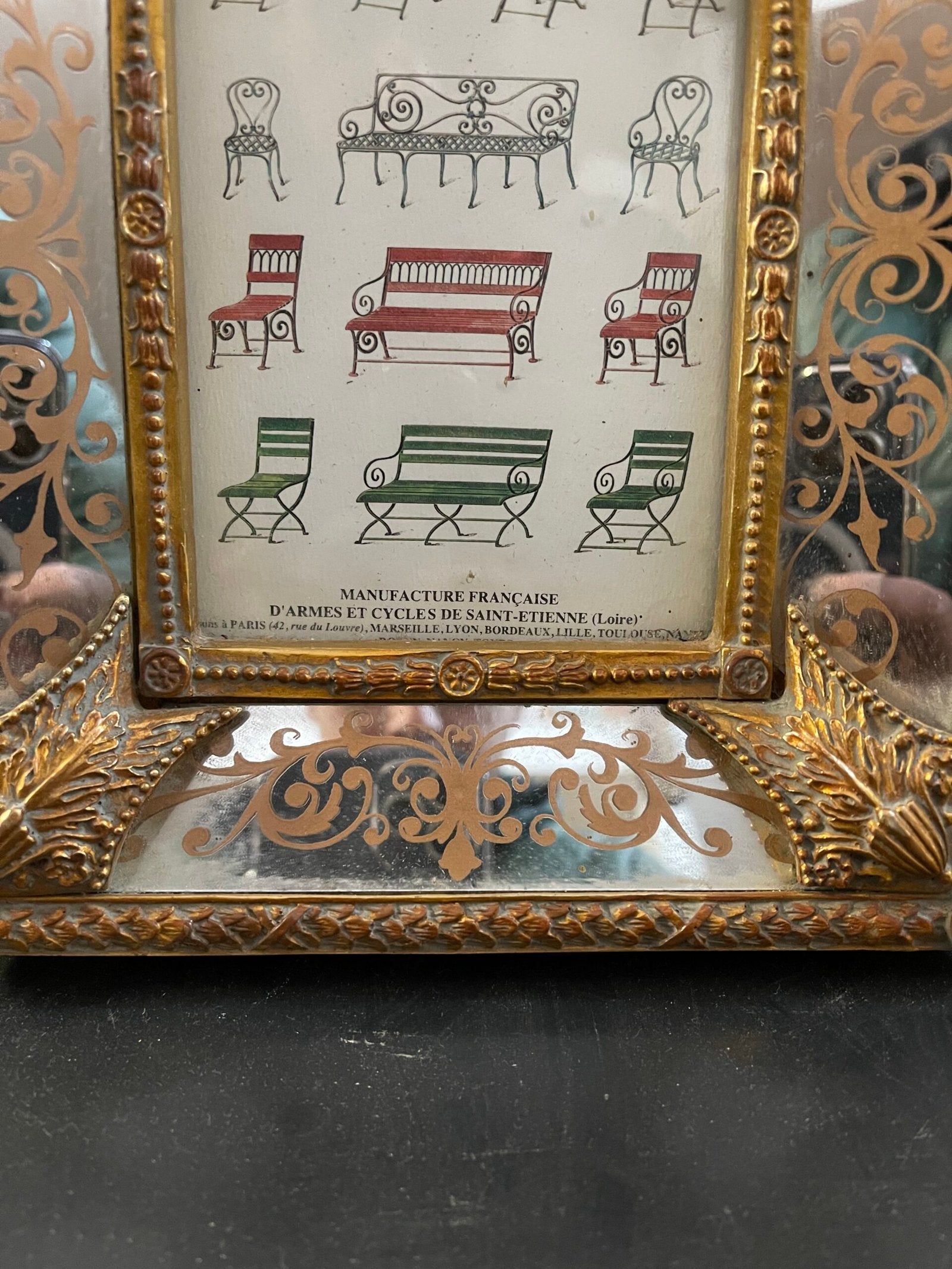 Quadro tridimensionale con decorazioni floreali.