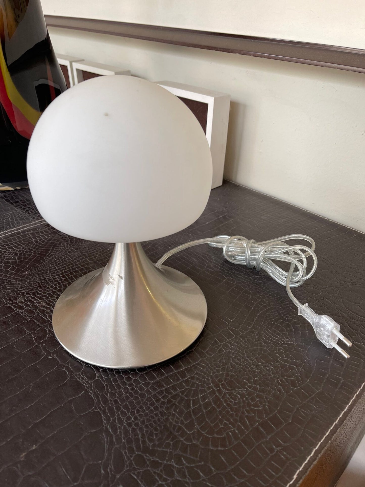 lampada bianca con base color agento