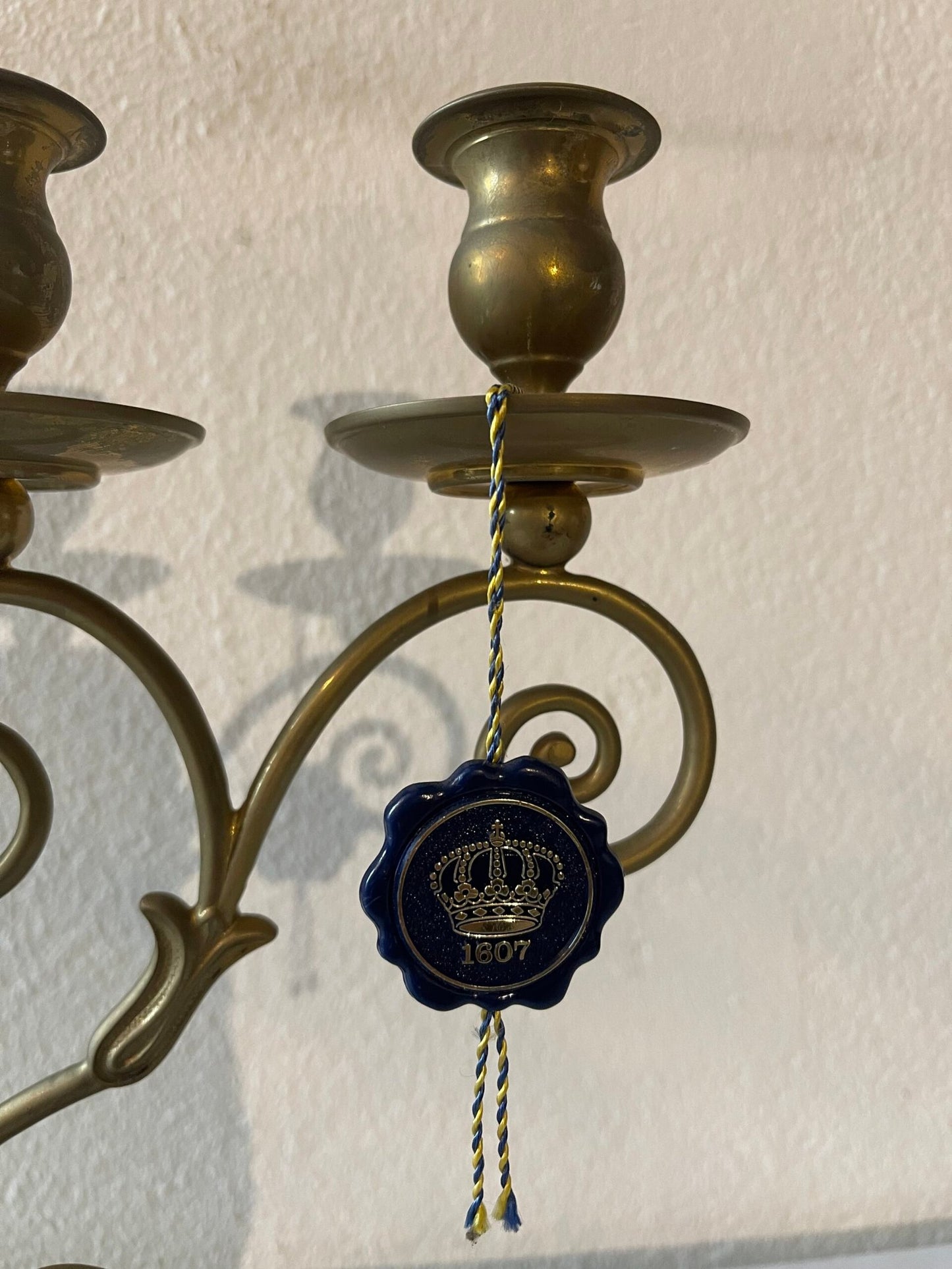 Candelabro in Ottone a Quattro Fiamme con Volute