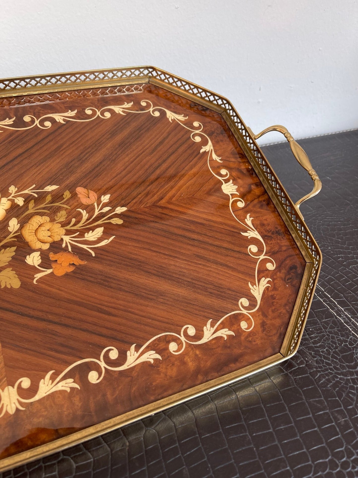 Vassoio Elegante in Legno Intarsiato con Decorazioni Floreali