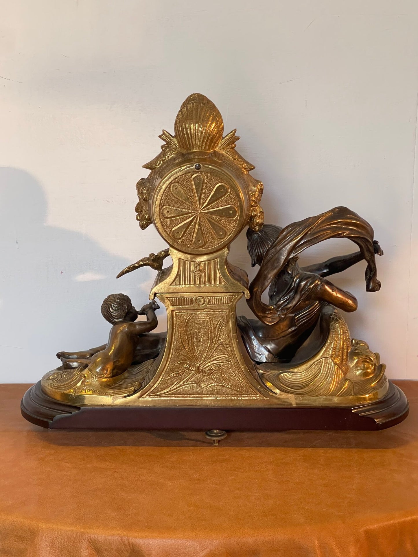 "Maestro del Tempo: orologio Scultoreo con Donna e Bambino"