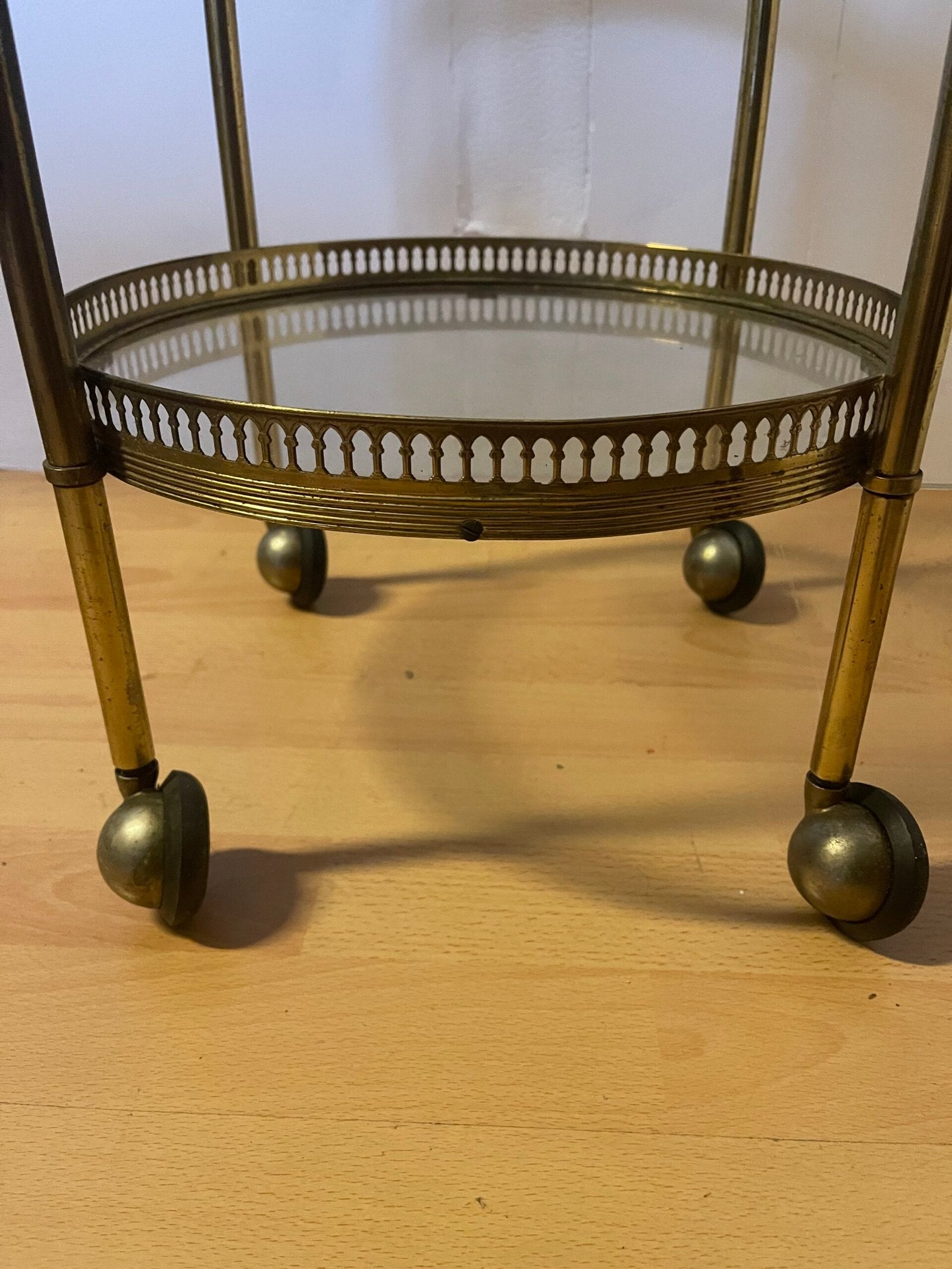 Carrello da tè o bar in ottone e vetro