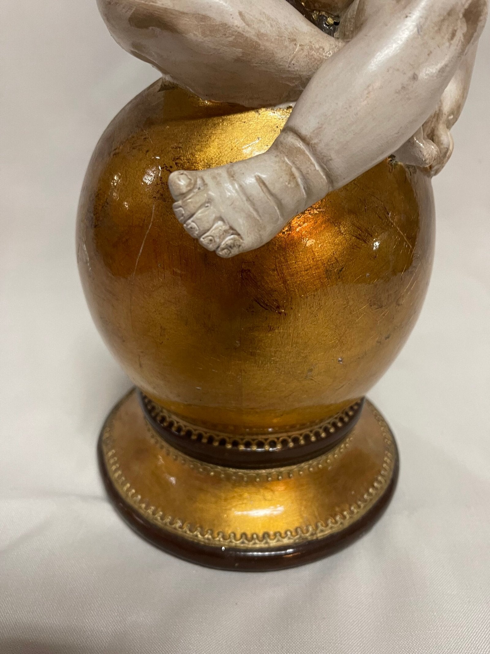 Incantevole Statuetta "Putto su Sfera Dorata" in Stile Barocco