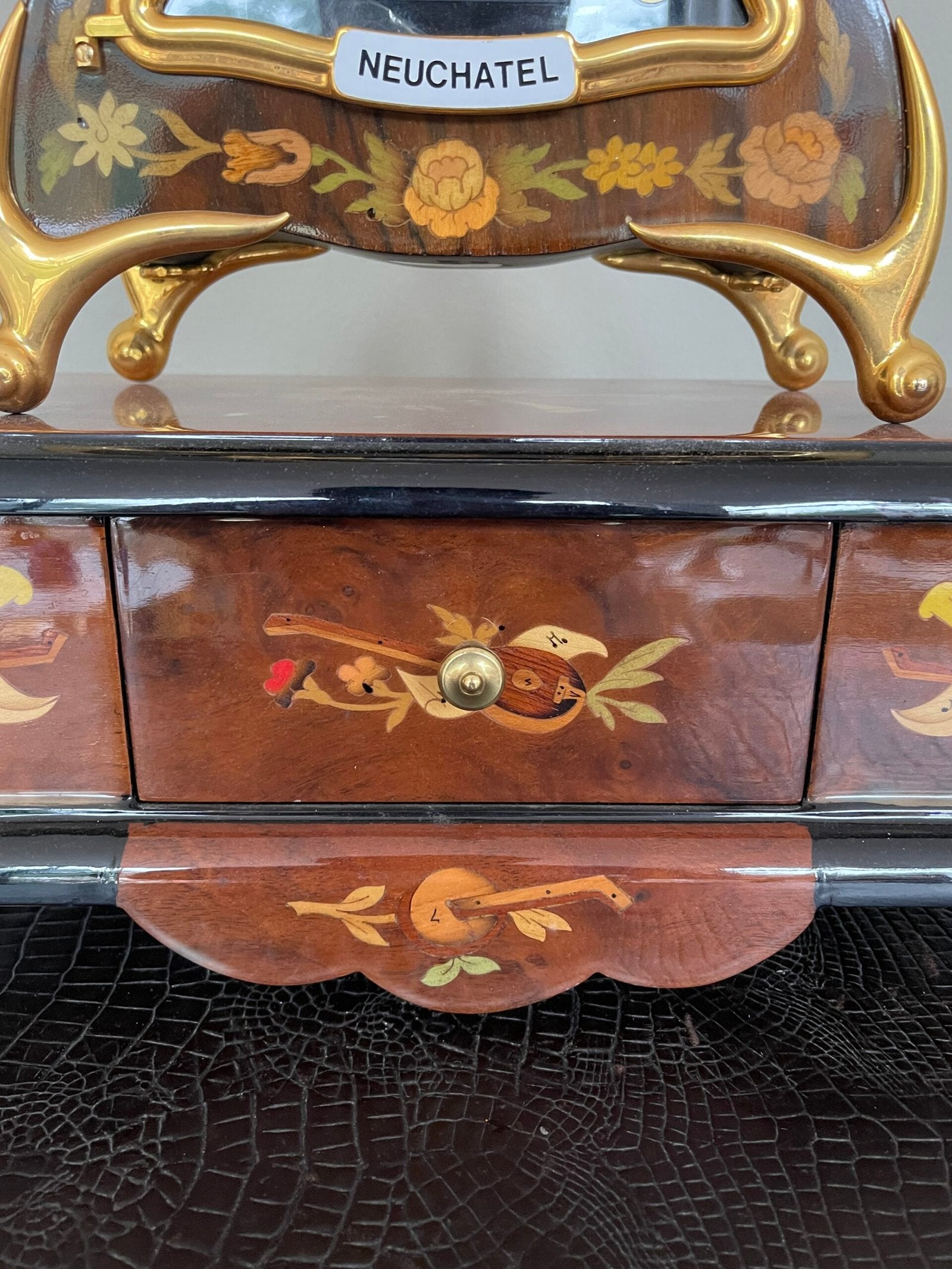 orologio da tavolo "Neuchatel" Con Pendolo e Base a Cassetti - Stile Classico e Decori Artigianali