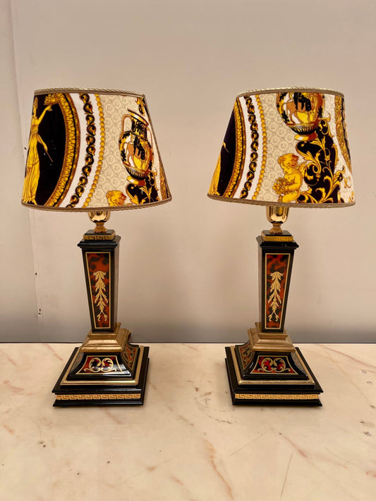Coppia di lampade da tavolo in stile neoclassico con paralumi decori in stile Versace