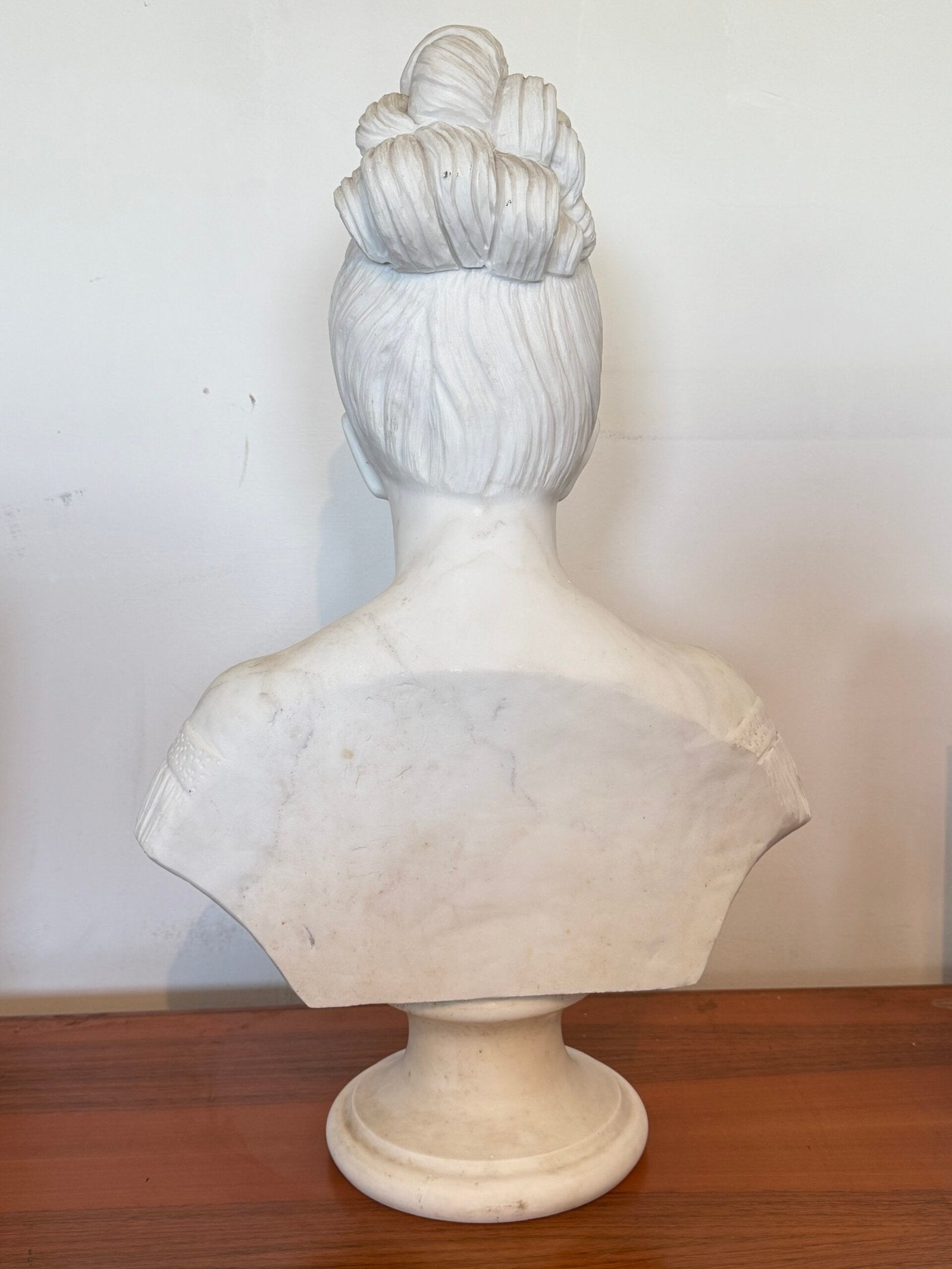 Busto Scultoreo in Marmo – Donna in Stile Neoclassico