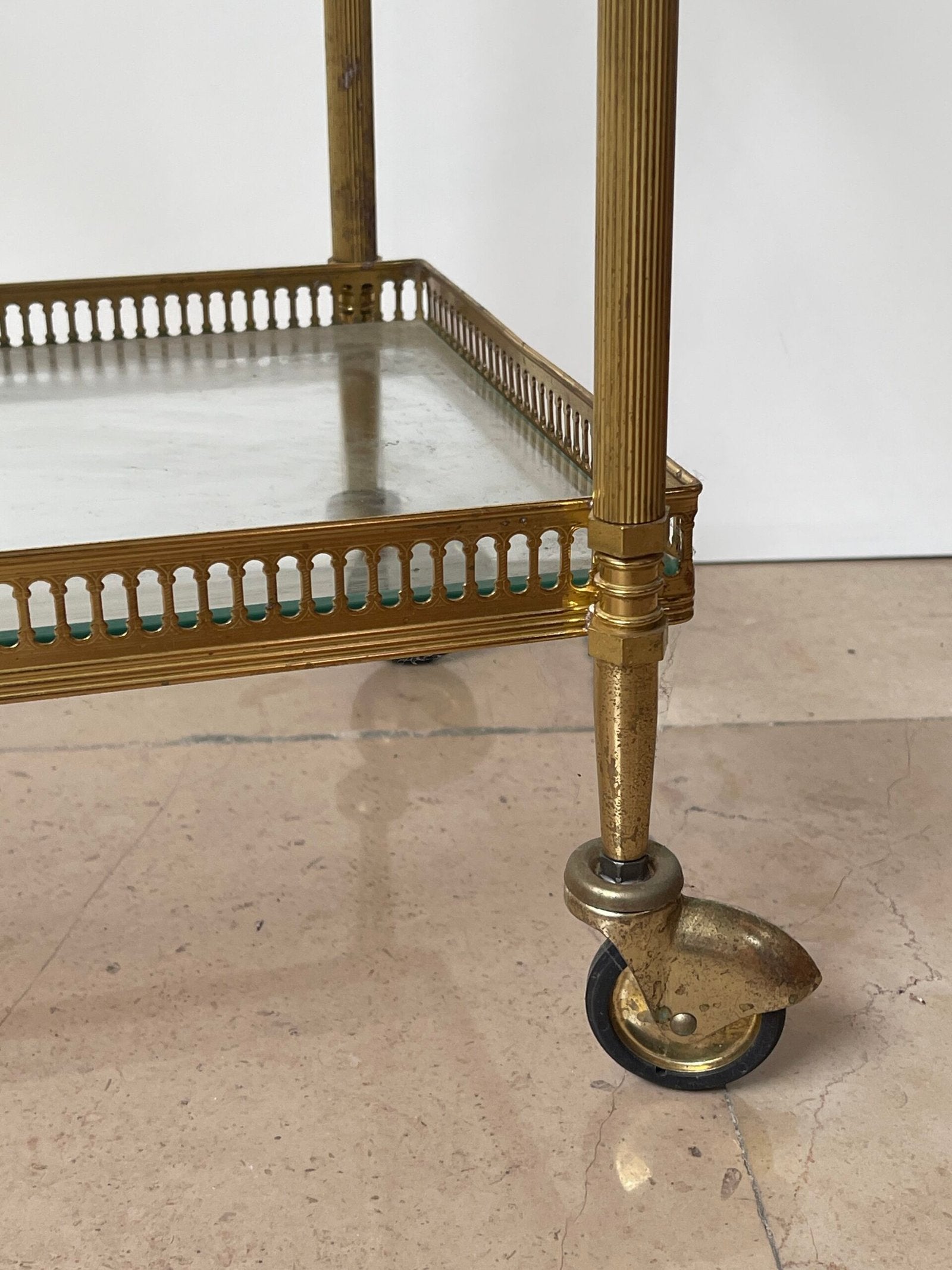 Carrello da bar in ottone dorato di design elegante italiano in struttura in ottone, finemente lavorata, anni 90