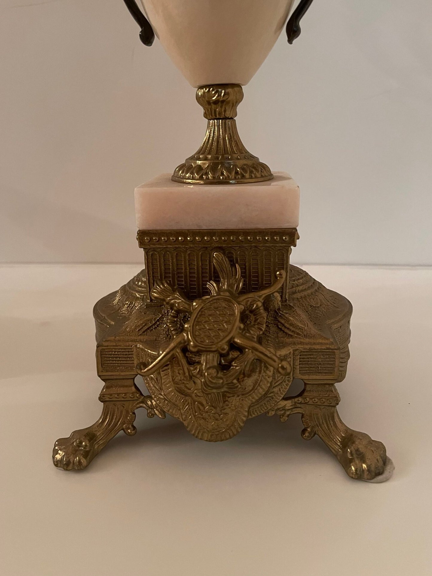 Coppia di candelabri in marmo rosa e bronzo dorato