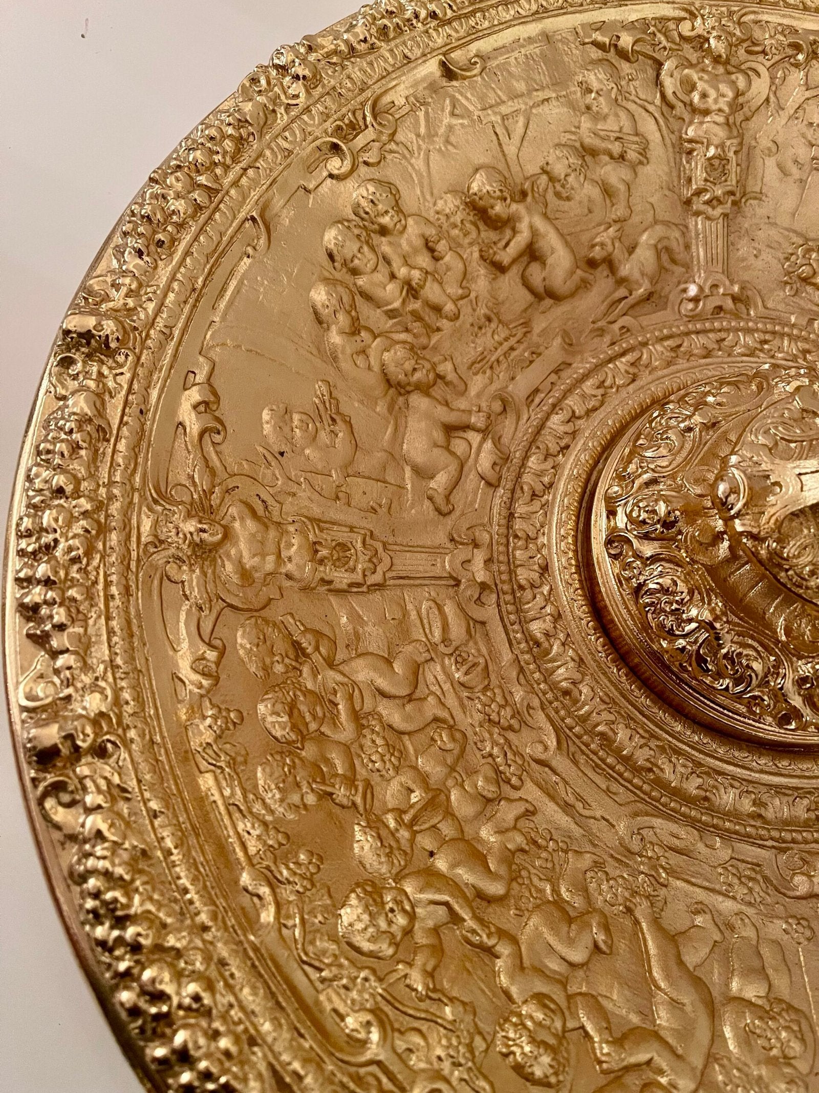 "Anfora del Trionfo" – Brocca ornamentale con piatto in stile Barocco