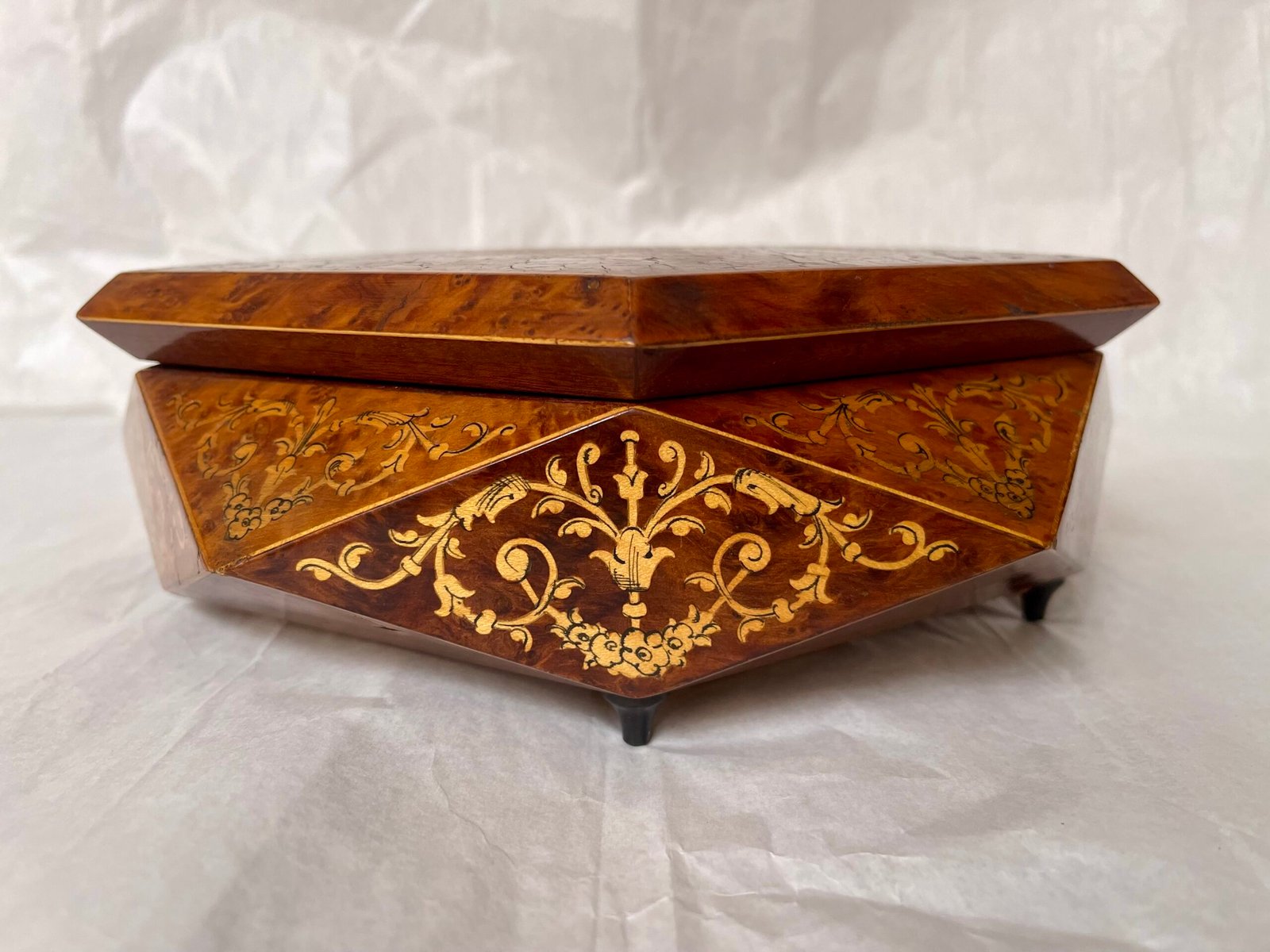 Cofanetto Esagonale in Legno Intarsiato con Specchio – Stile Antico