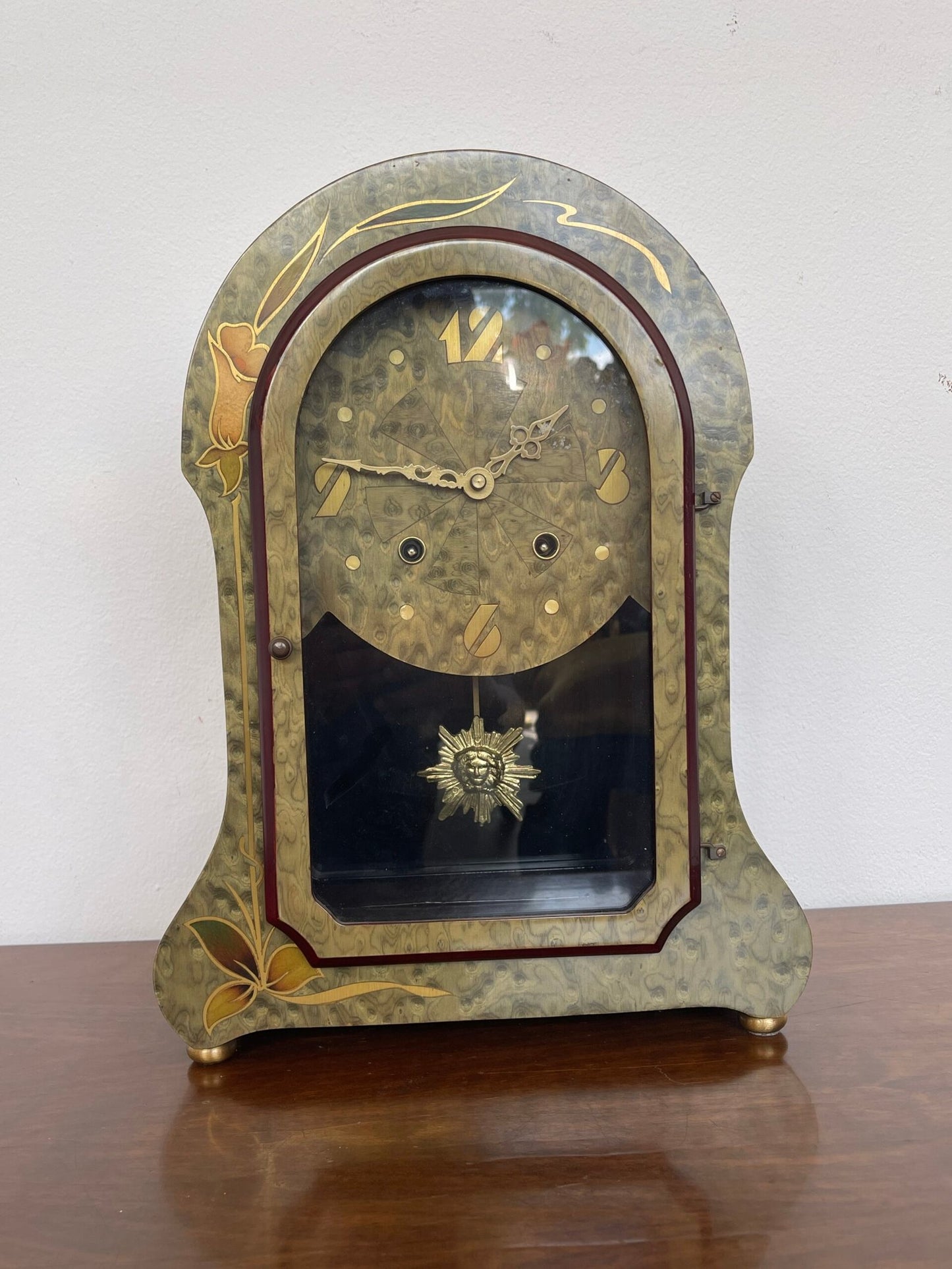 Elegante orologio a pendolo in stile antico è un pezzo unico che unisce l'estetica e la funzionalità.