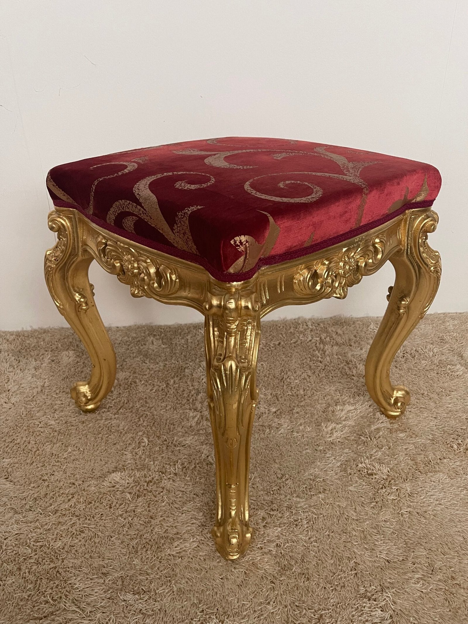 Raffinato Sgabello in Stile Barocco Dorato con Velluto Rosso