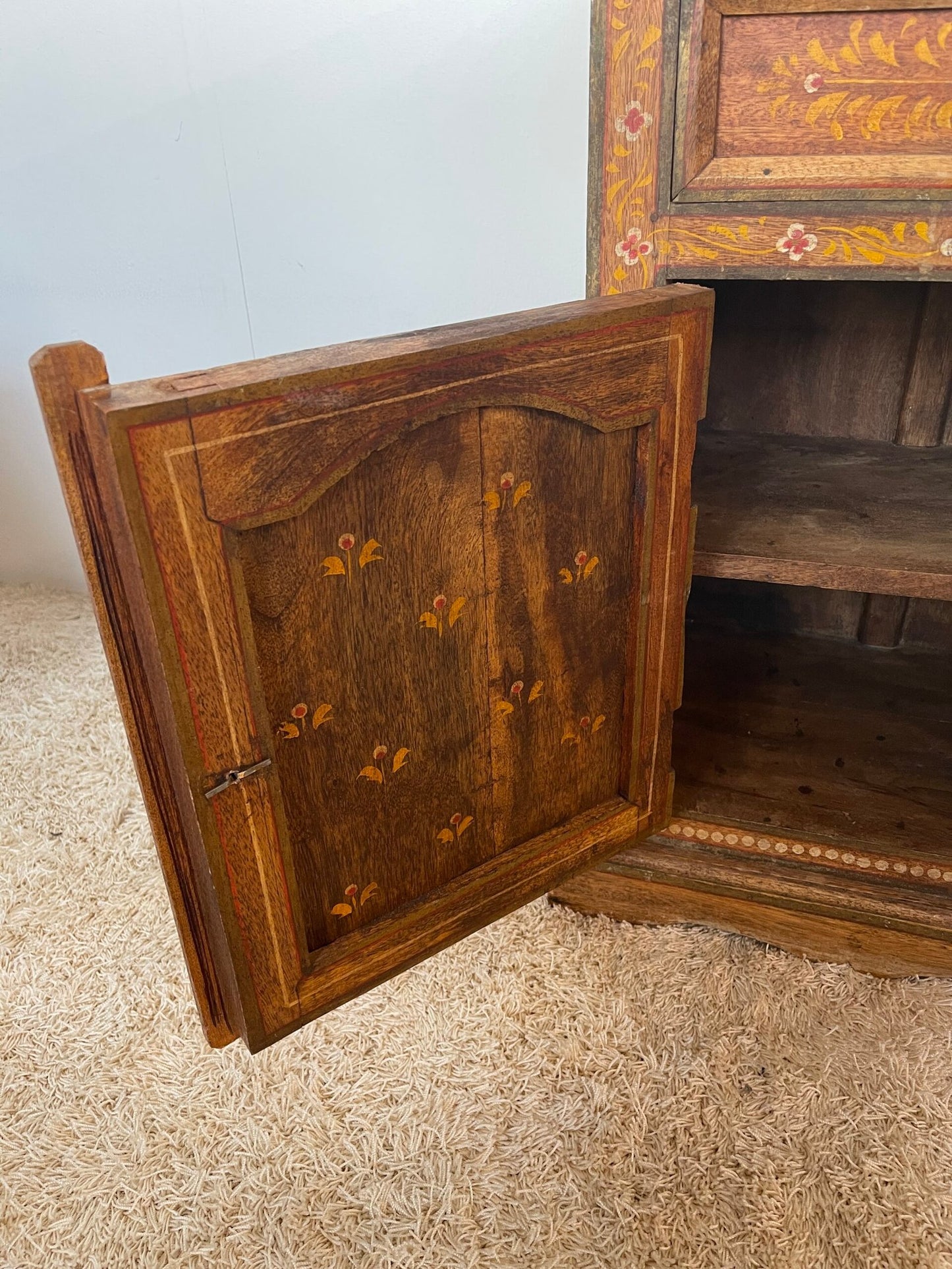 Credenzina rustica tirolese dipinta a mano