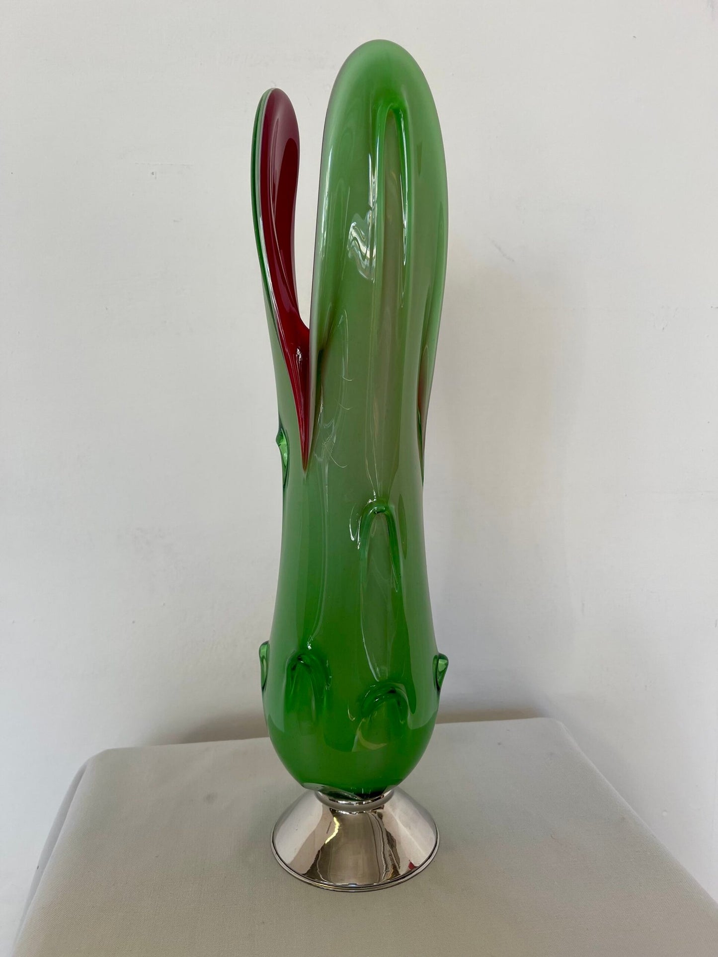 Vaso scultura in vetro artistico verde e rosso con base metallica