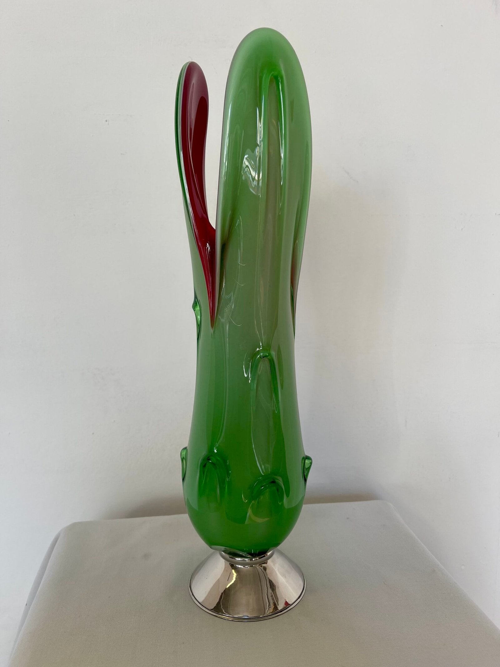 Vaso scultura in vetro artistico verde e rosso con base metallica