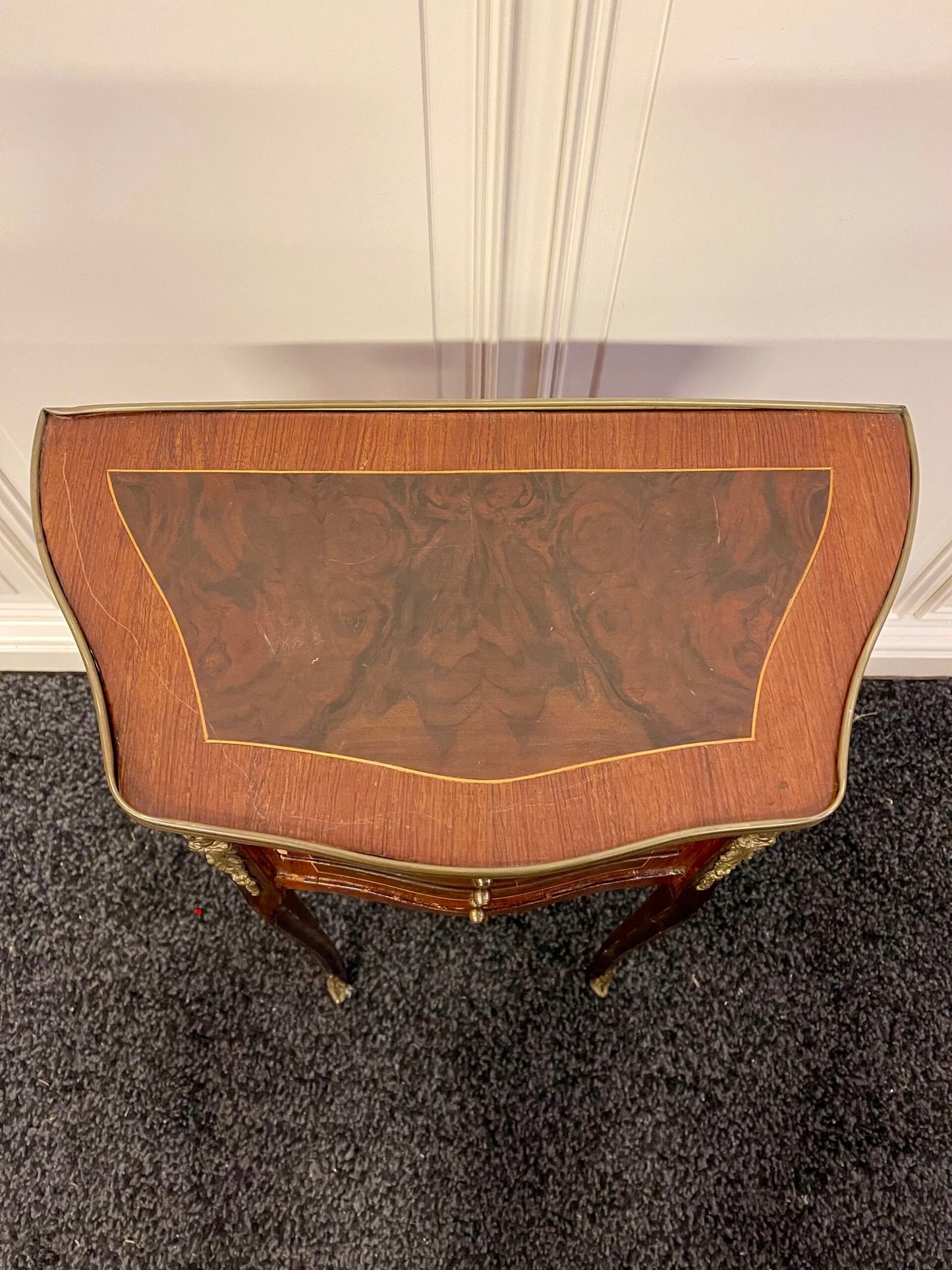 Comodino bombato in stile Luigi XV con dettagli in bronzo