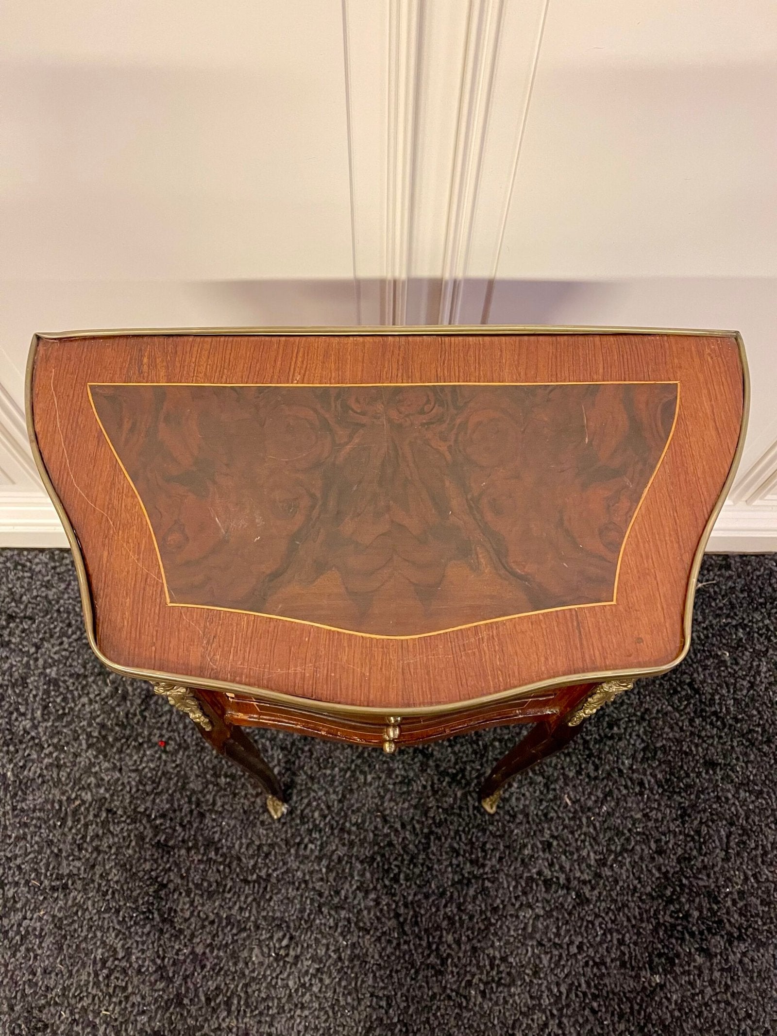 Comodino bombato in stile Luigi XV con dettagli in bronzo