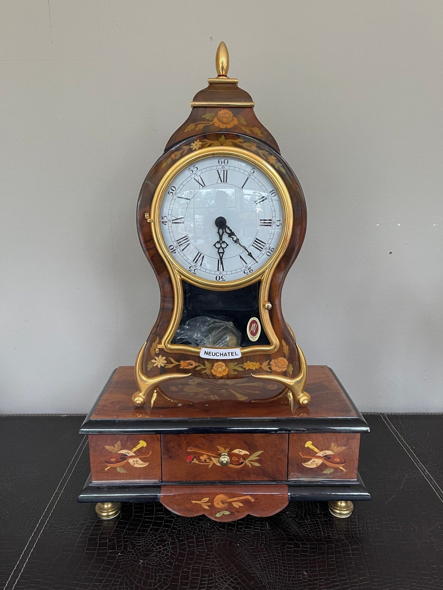 orologio da tavolo "Neuchatel" Con Pendolo e Base a Cassetti - Stile Classico e Decori Artigianali