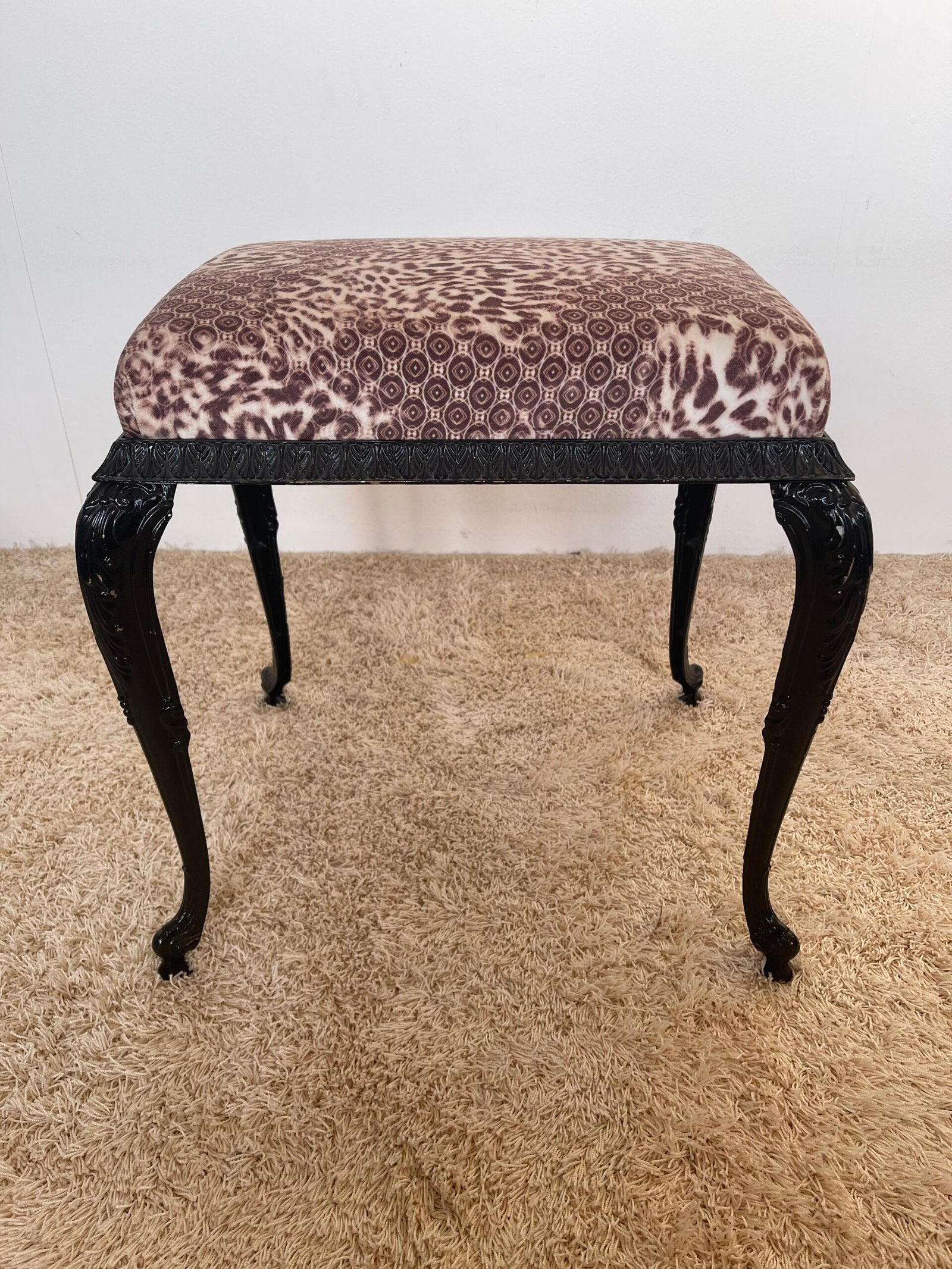 Sgabello vintage in stile barocco con tessuto animalier