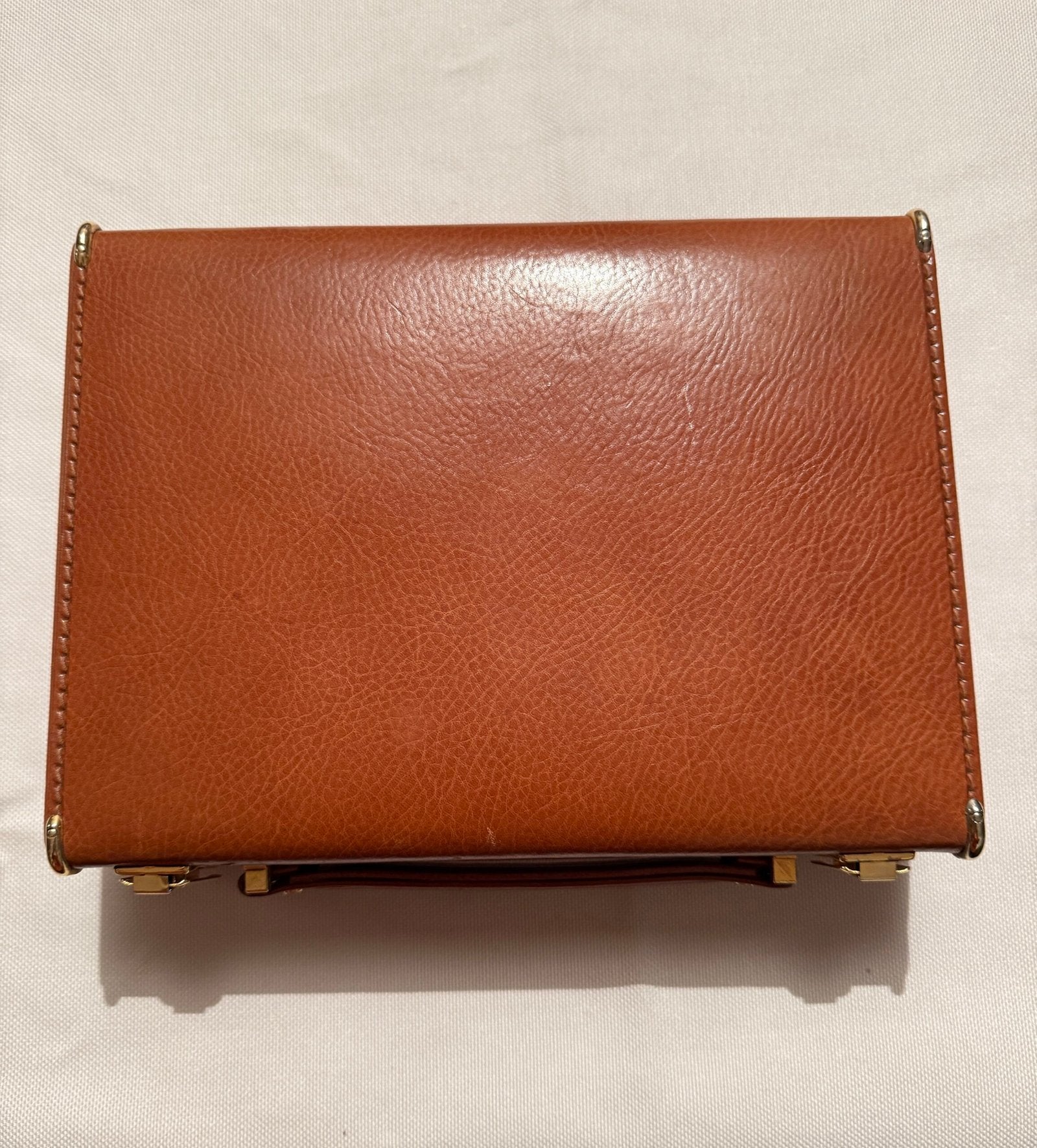 Valigetta Vintage in Pelle Marrone con Dettagli in Ottone