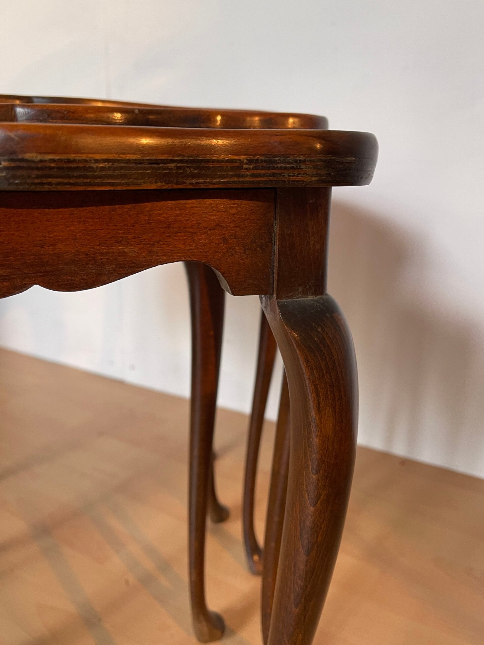 Set di 3 tavolini a incastro vintage – Stile inglese con gambe a sciabola