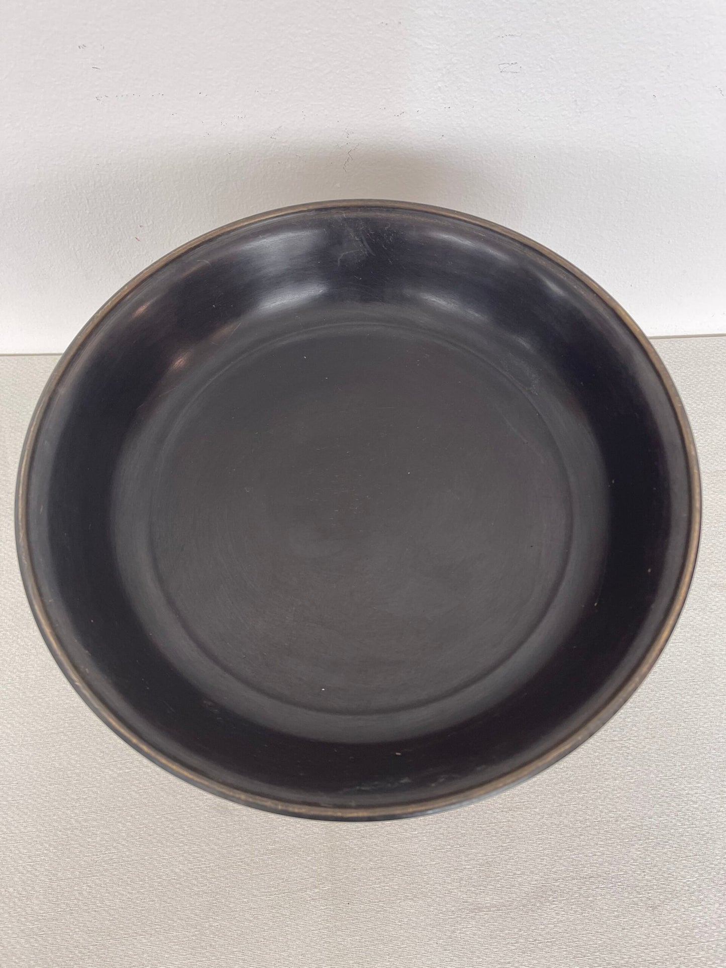 lzata in Metallo Nero con Decoro a Cigni – Stile Neoclassico