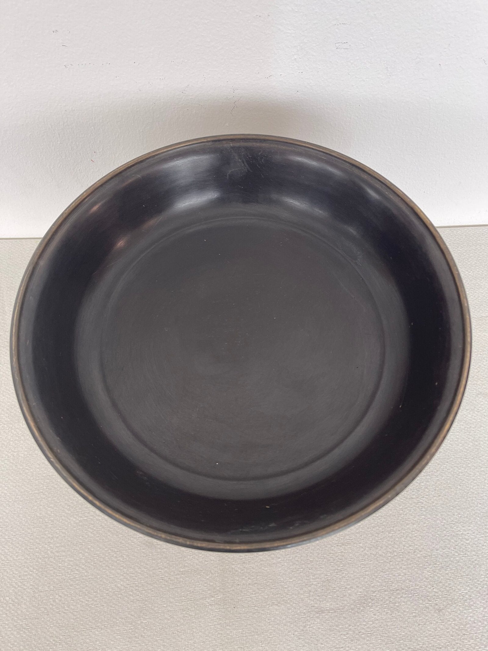 lzata in Metallo Nero con Decoro a Cigni – Stile Neoclassico