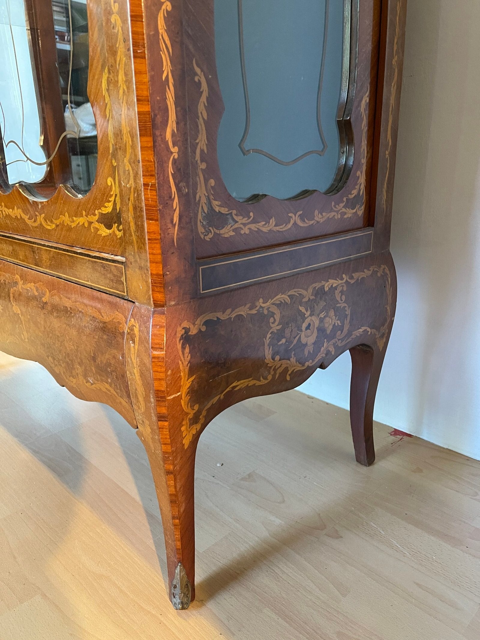 Vetrina Antico in Stile Luigi XV – Intarsiata, con Vetri Sagomati