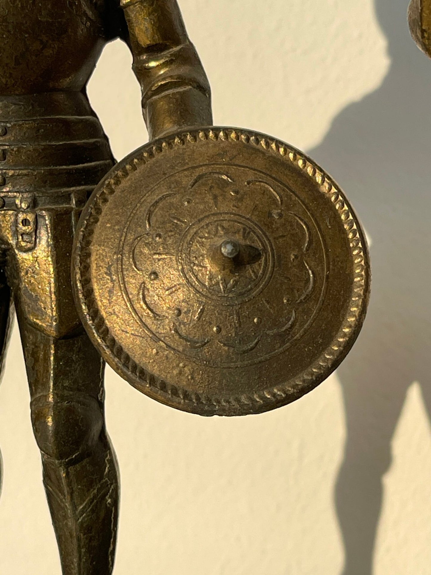 Coppia di Statuette in Ottone Raffiguranti Cavalieri Medievali