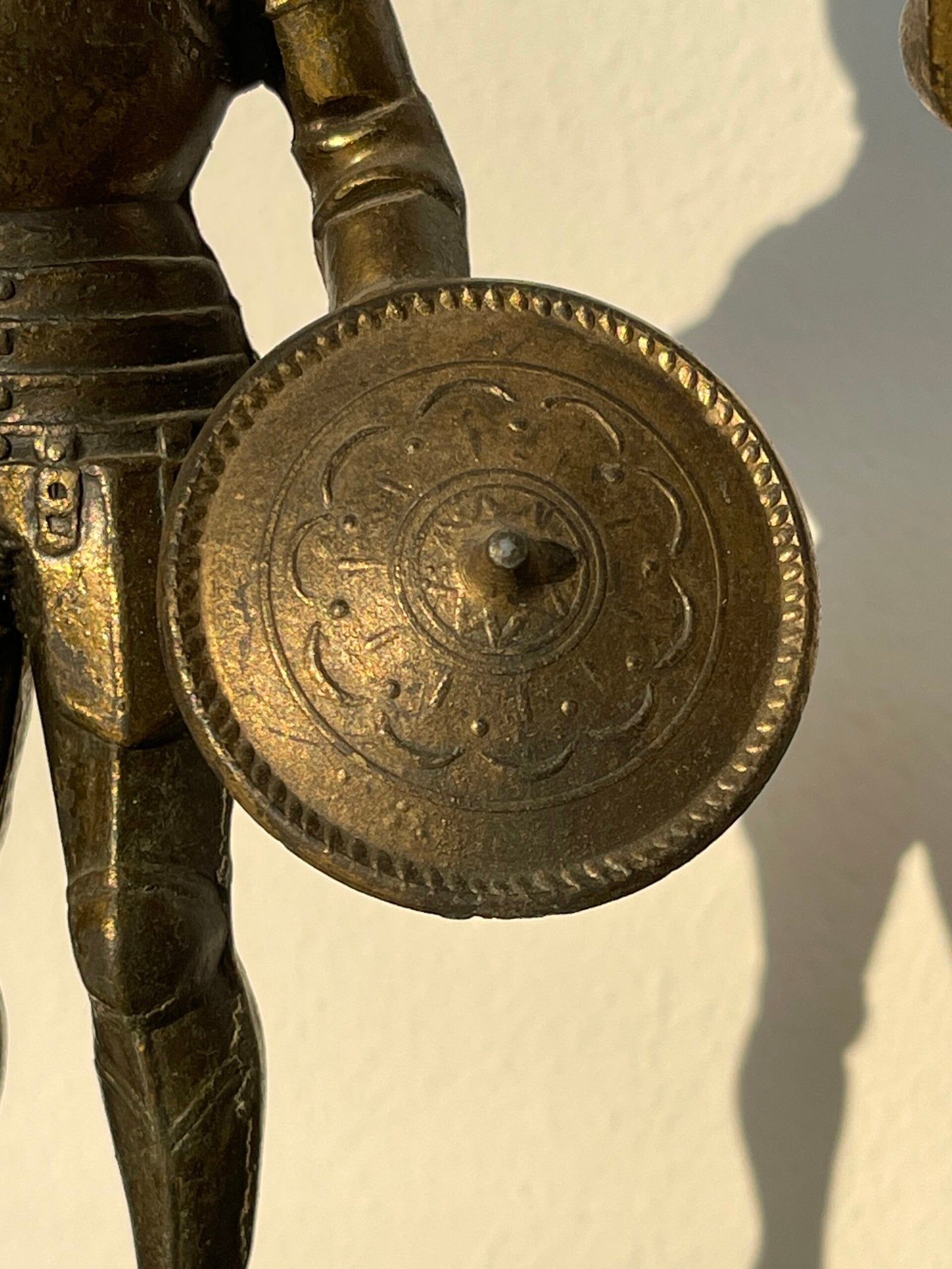 Coppia di Statuette in Ottone Raffiguranti Cavalieri Medievali