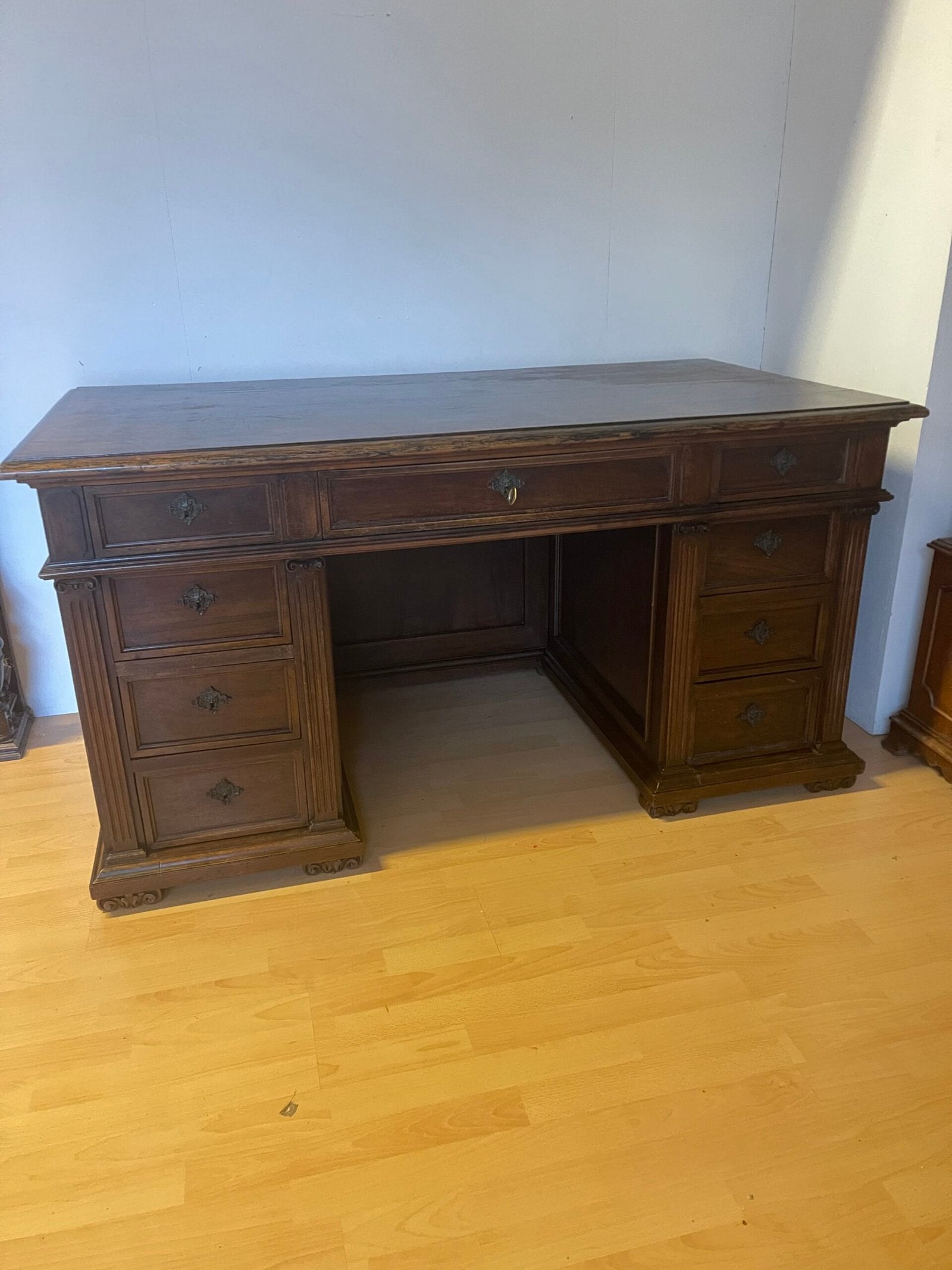 Scrivania classica in legno massello