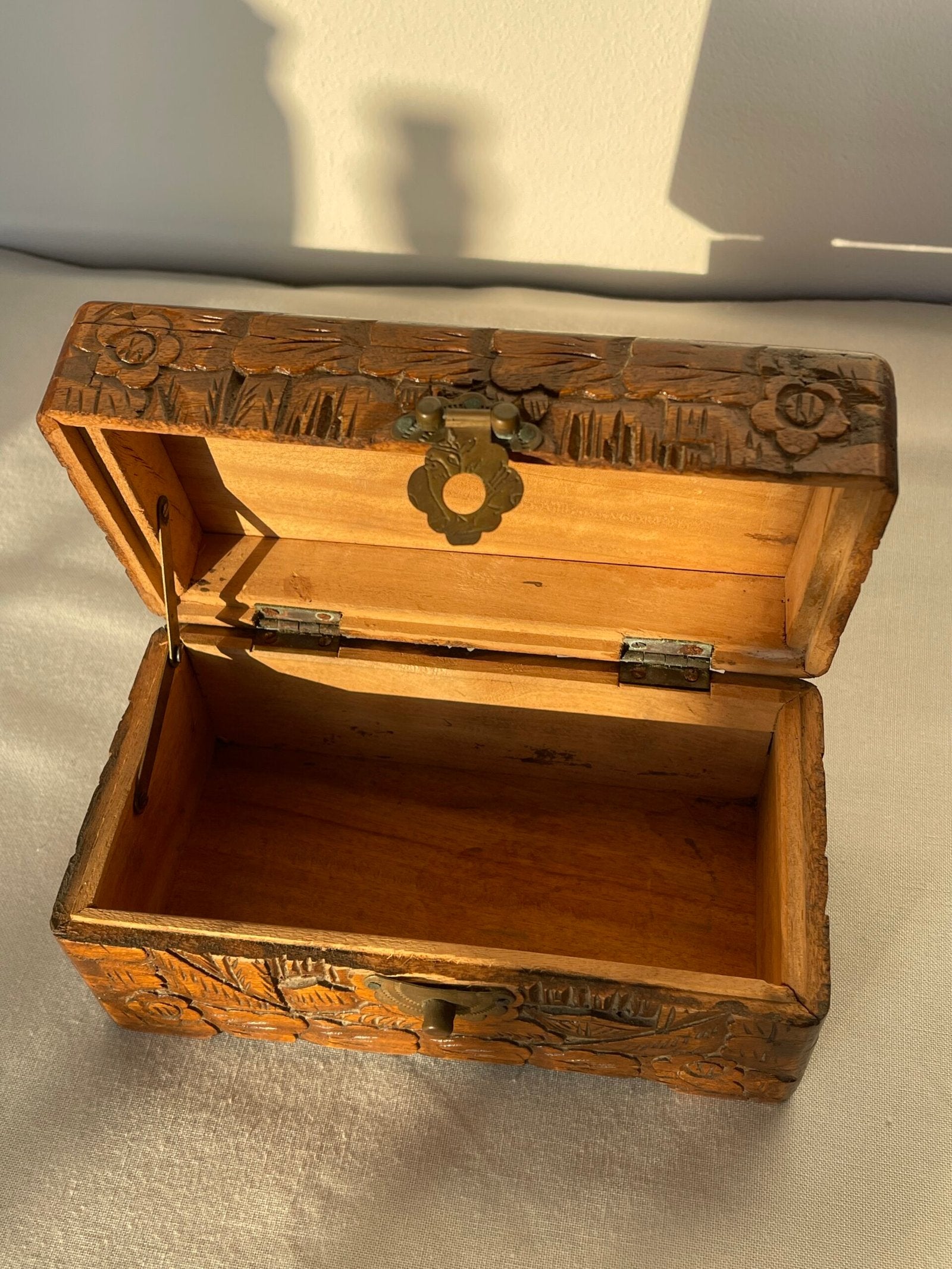 Scatola Portagioie in Legno Intagliato – Motivo Orientale