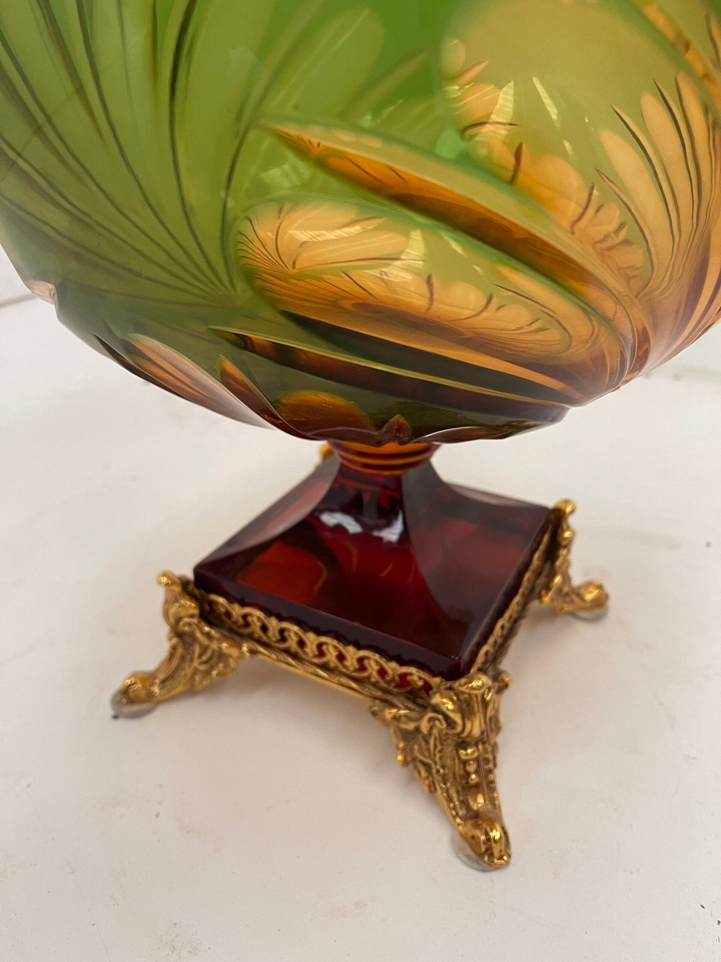 Vaso in vetro verde con base decorata