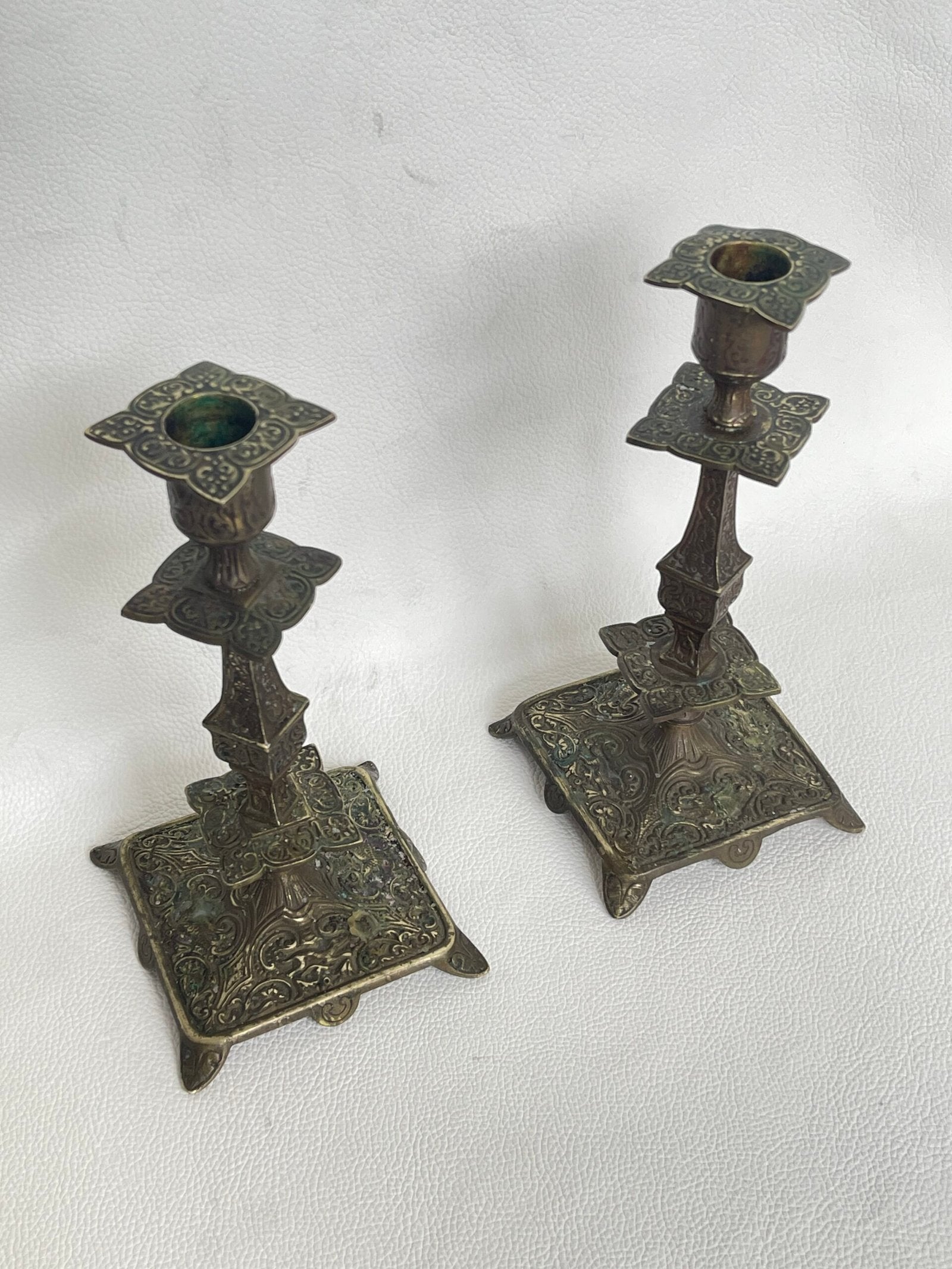 Coppia di Candelieri Antichi a Bronzo Cesellato «Epoca Vittoriana»