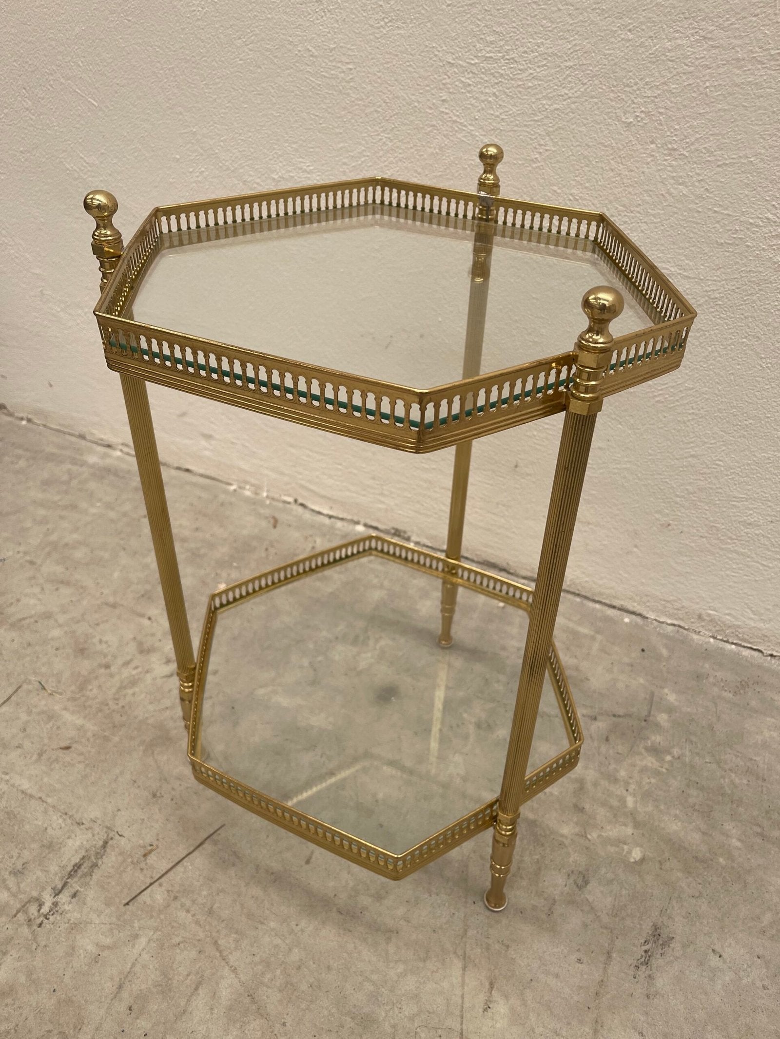 Tavolino esagonale in ottone e vetro, due ripiani