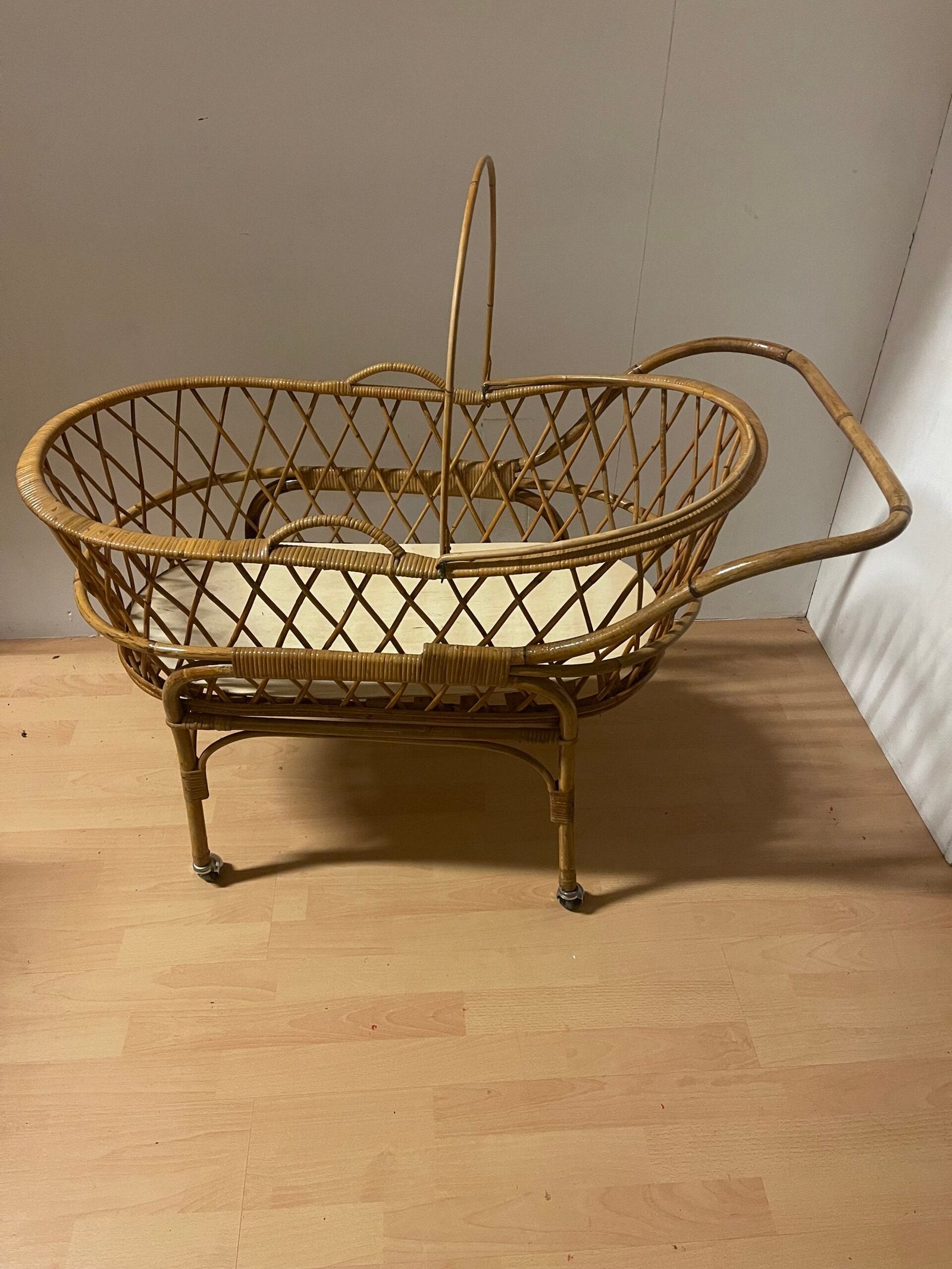 Carrozzina in Rattan con Ruote