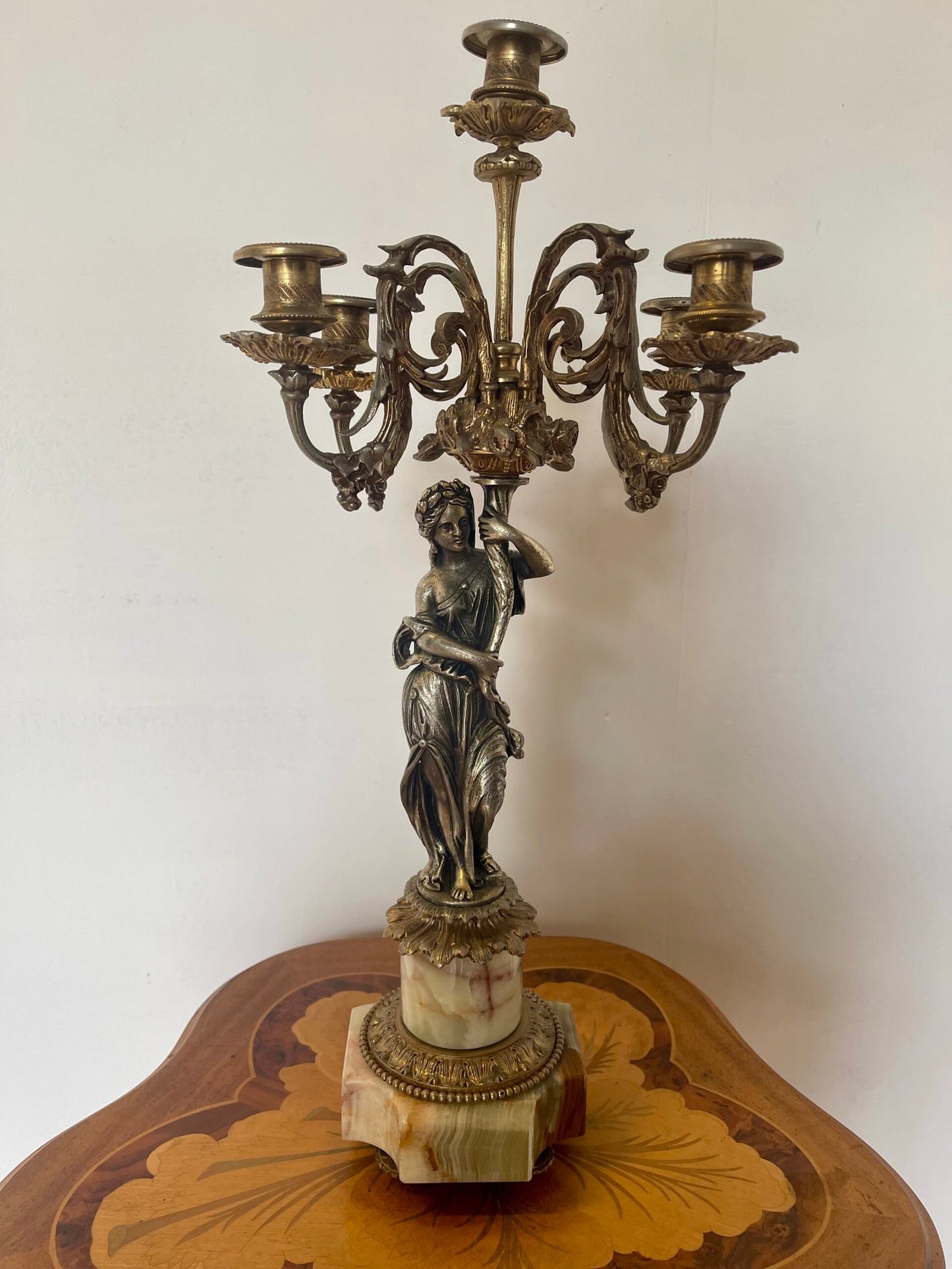 Candelabro a cinque fiamme con figura femminile in stile classico