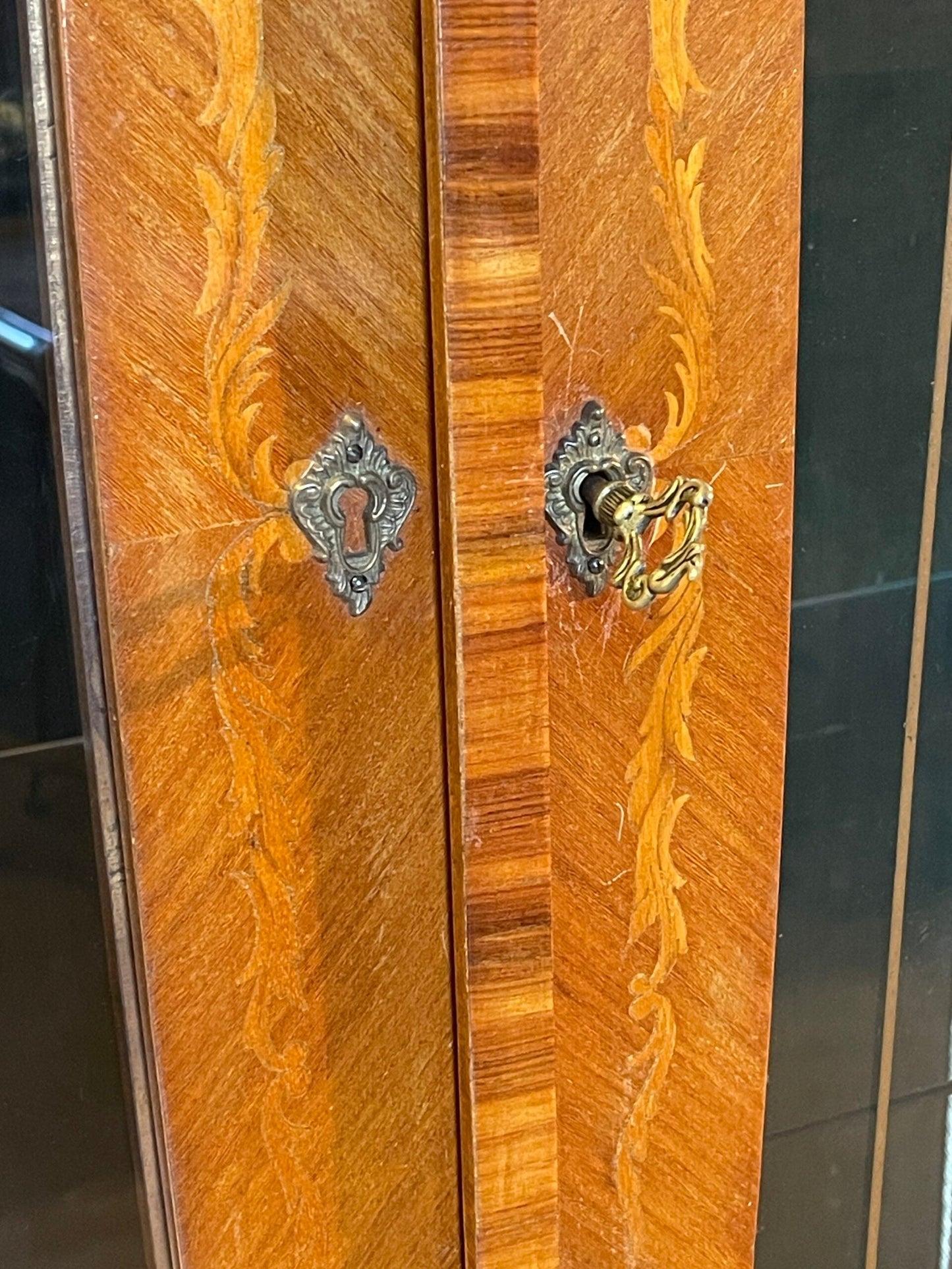 Vetrina Antico in Stile Luigi XV – Intarsiata, con Vetri Sagomati