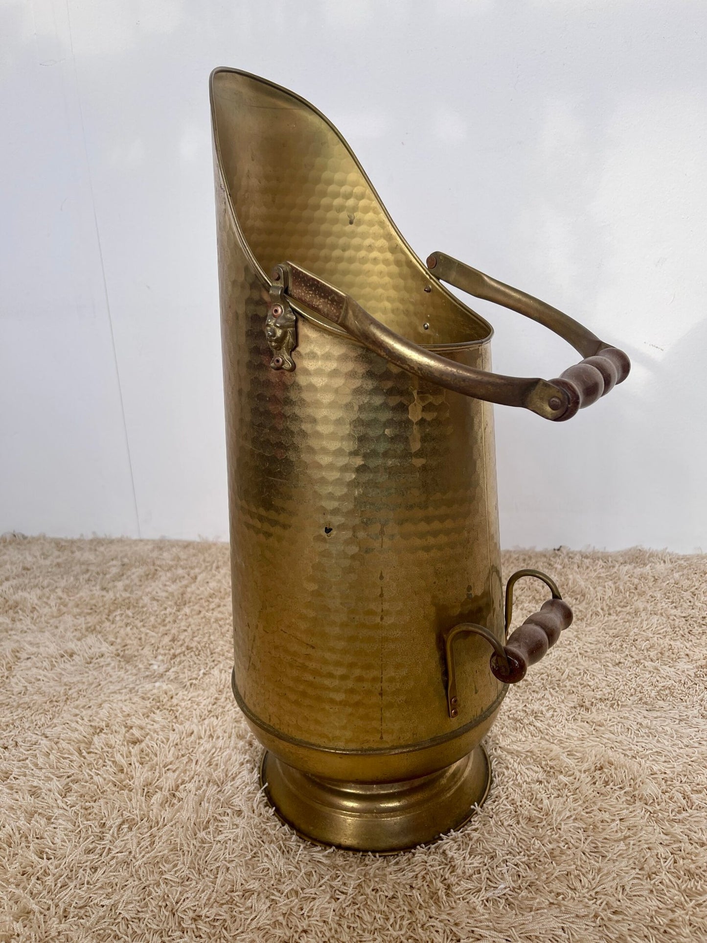 Secchiello Antico in Ottone Martellato con Doppio Manico in Legno – Stile Vittoriano/Inglese