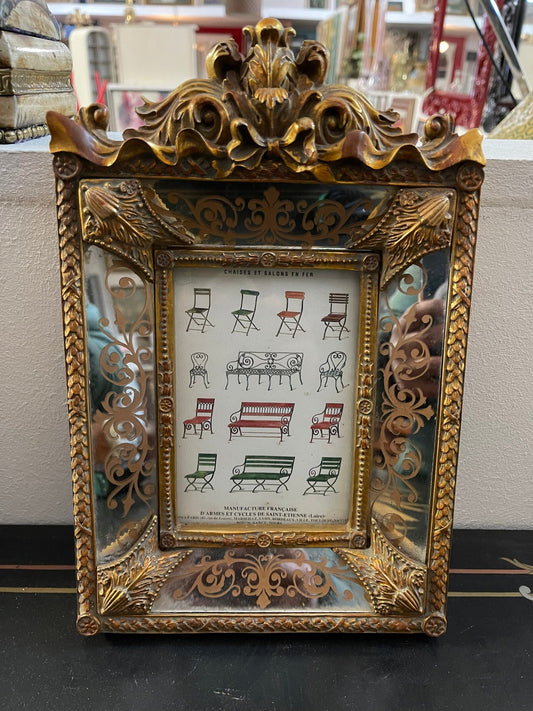 Quadro «Sedie da Giardino di Parigi» con cornice barocca