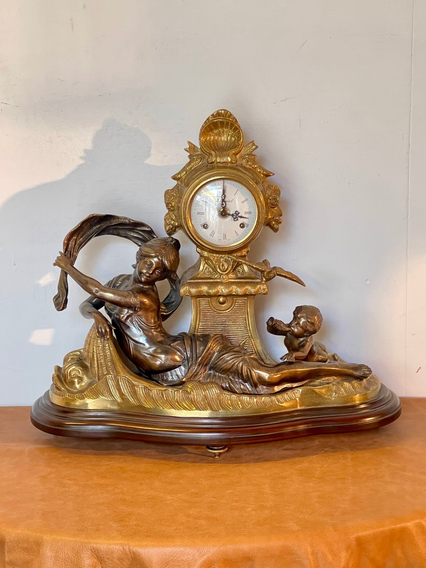 "Maestro del Tempo: orologio Scultoreo con Donna e Bambino"