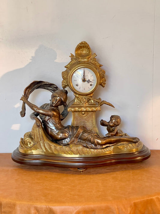 "Maestro del Tempo: orologio Scultoreo con Donna e Bambino"