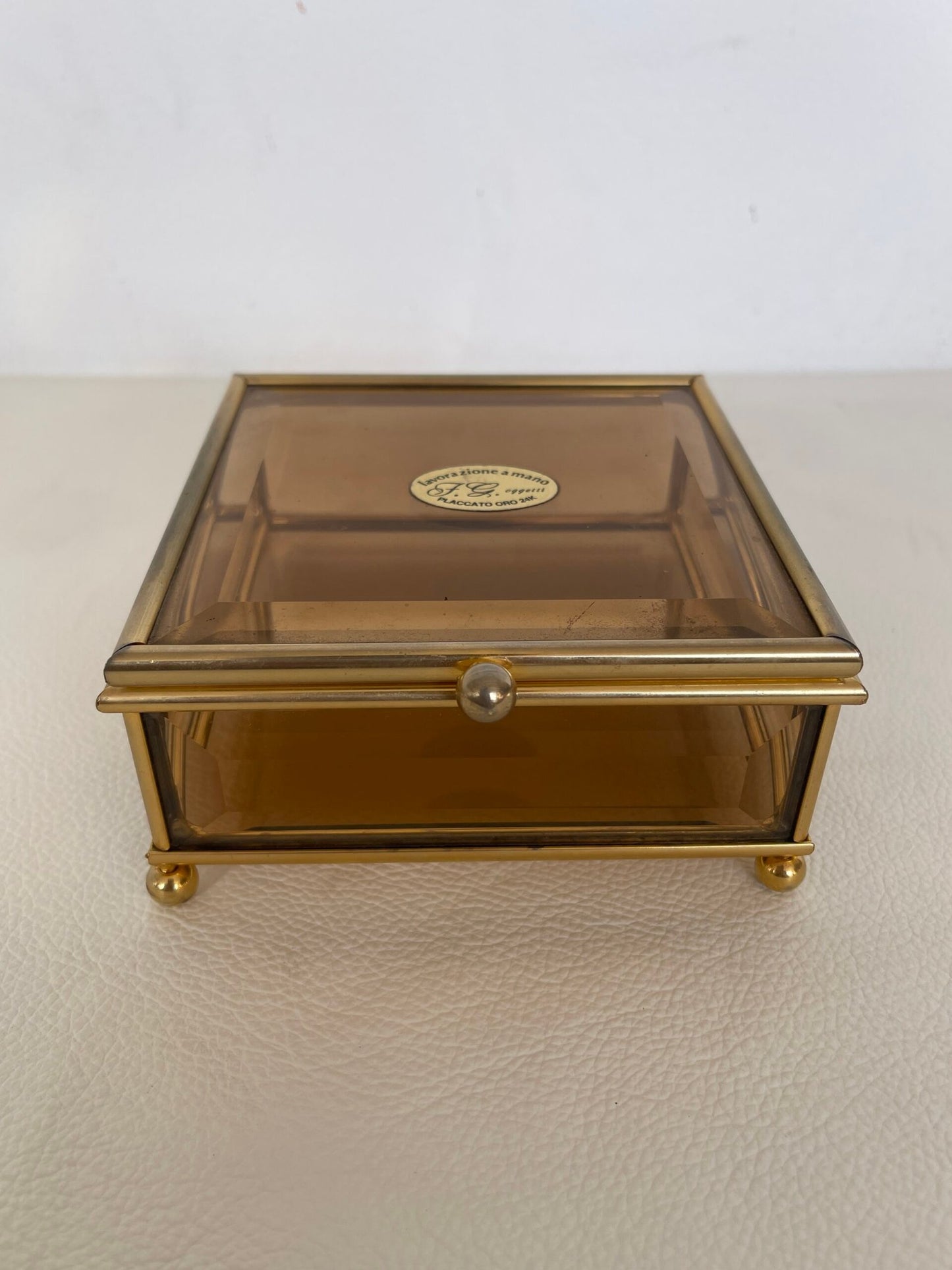 Raffinata scatola in ottone dorato con un delicato vetro fumé