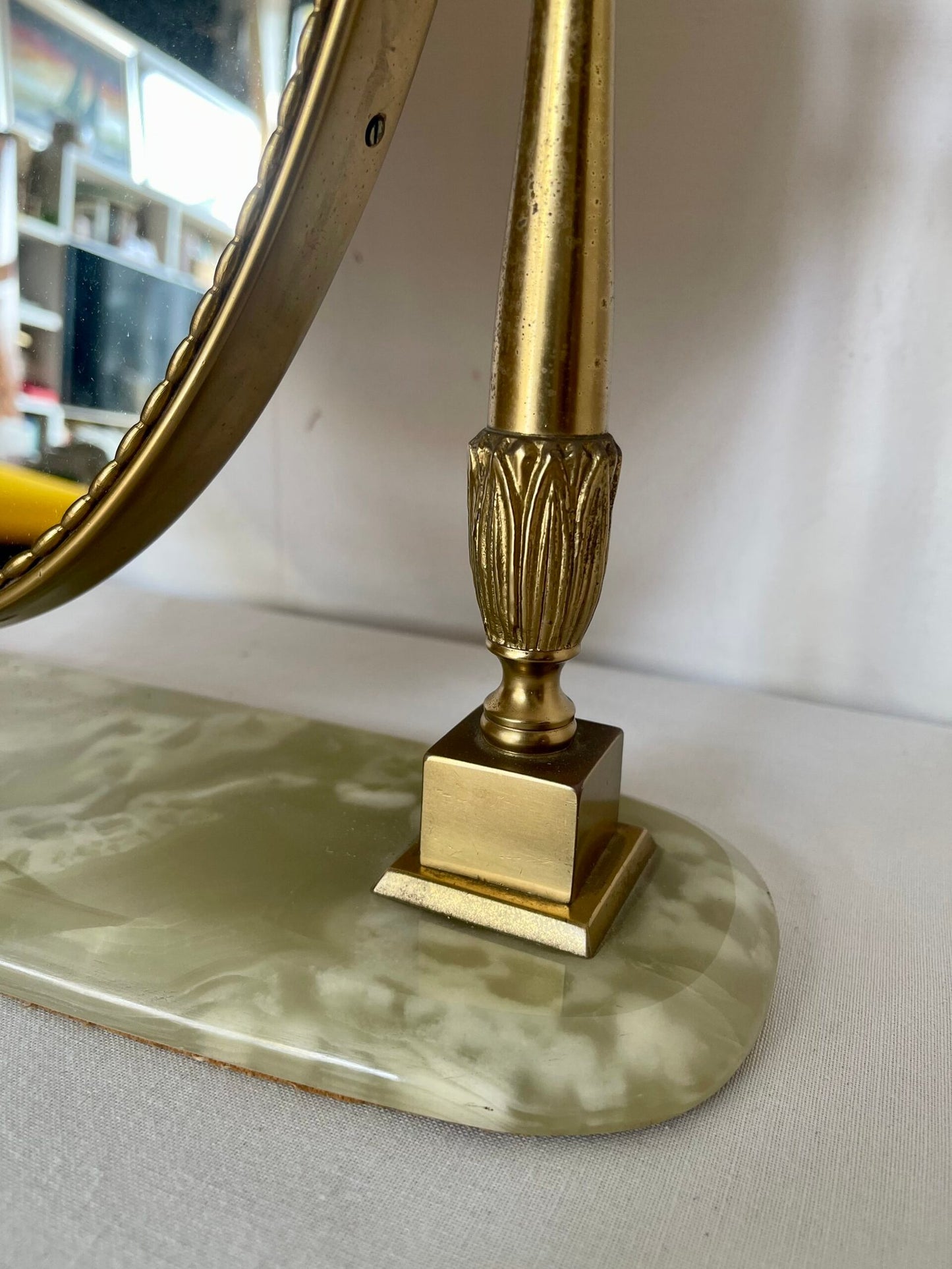 Specchio da tavolo in ottone con base in onice