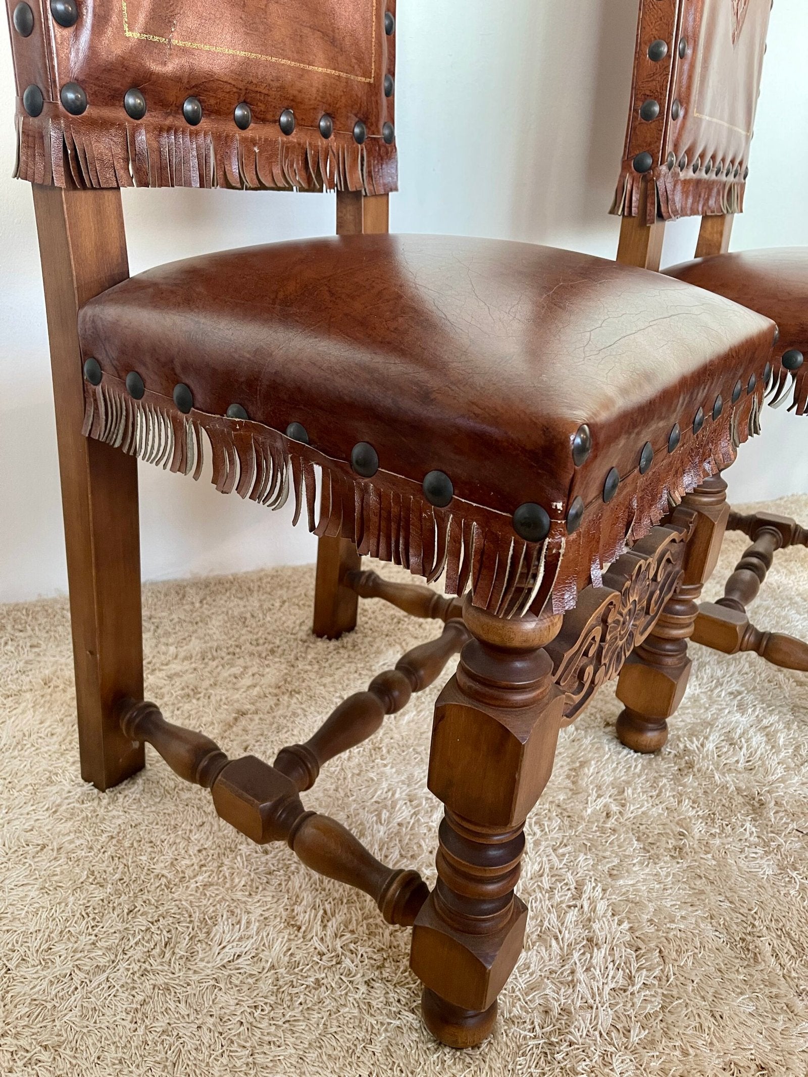 Coppia di sedie in stile rinascimentale spagnolo con cuoio lavorato