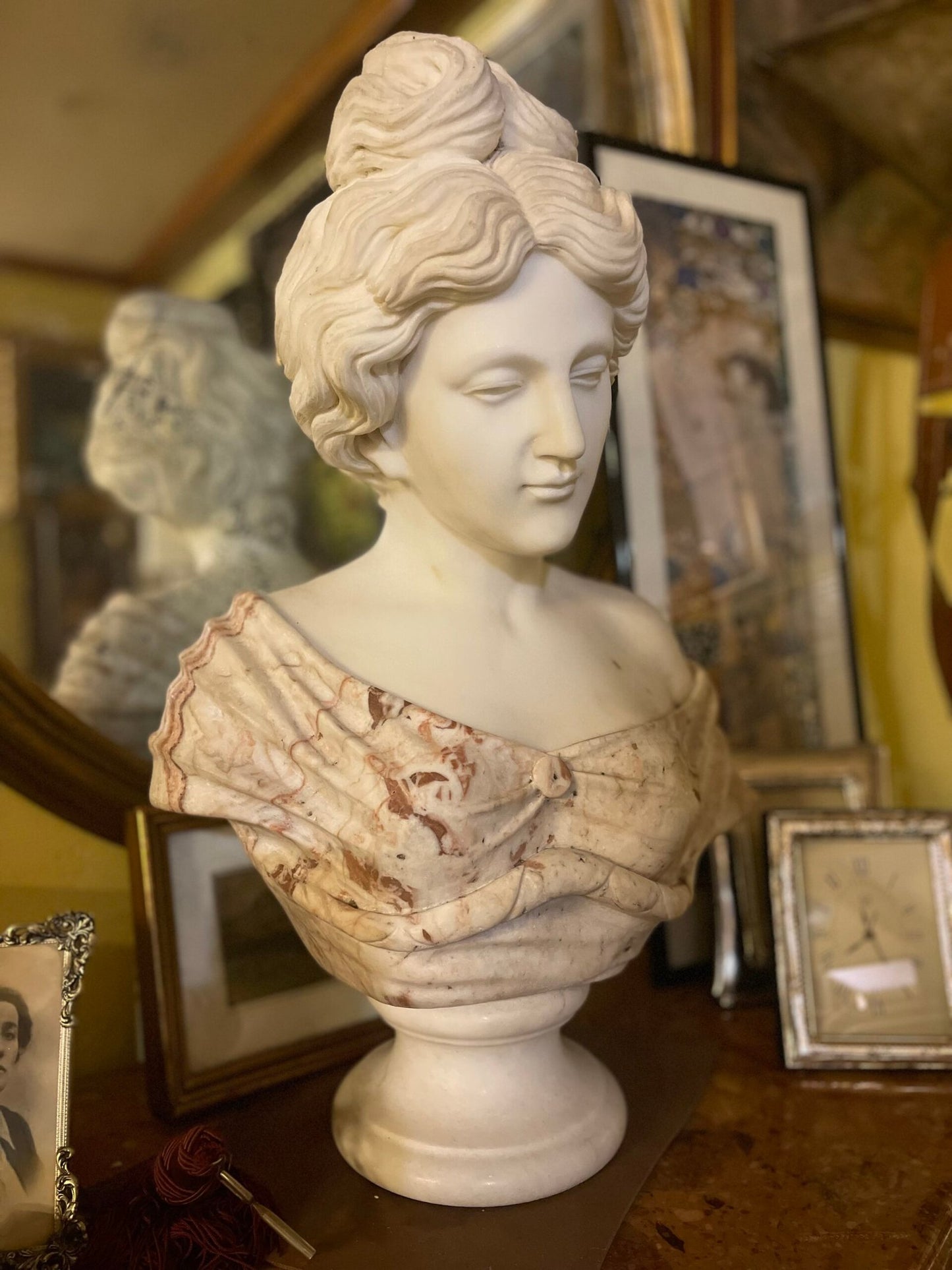 Busto Femminile in Marmo