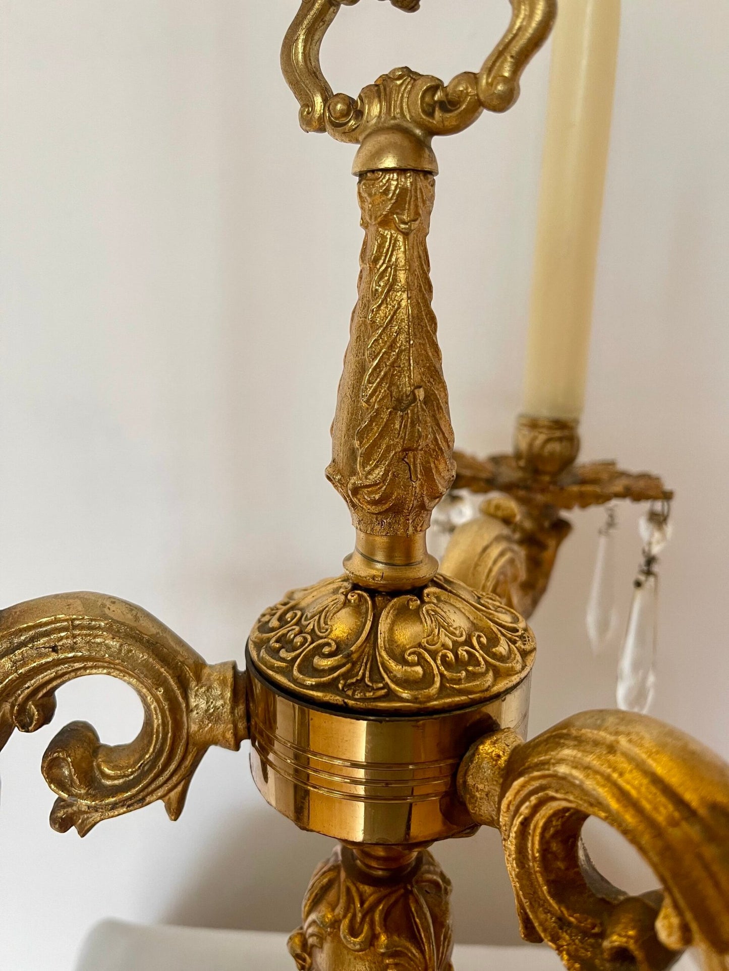 Candelabro in bronzo dorato con pendagli in cristallo